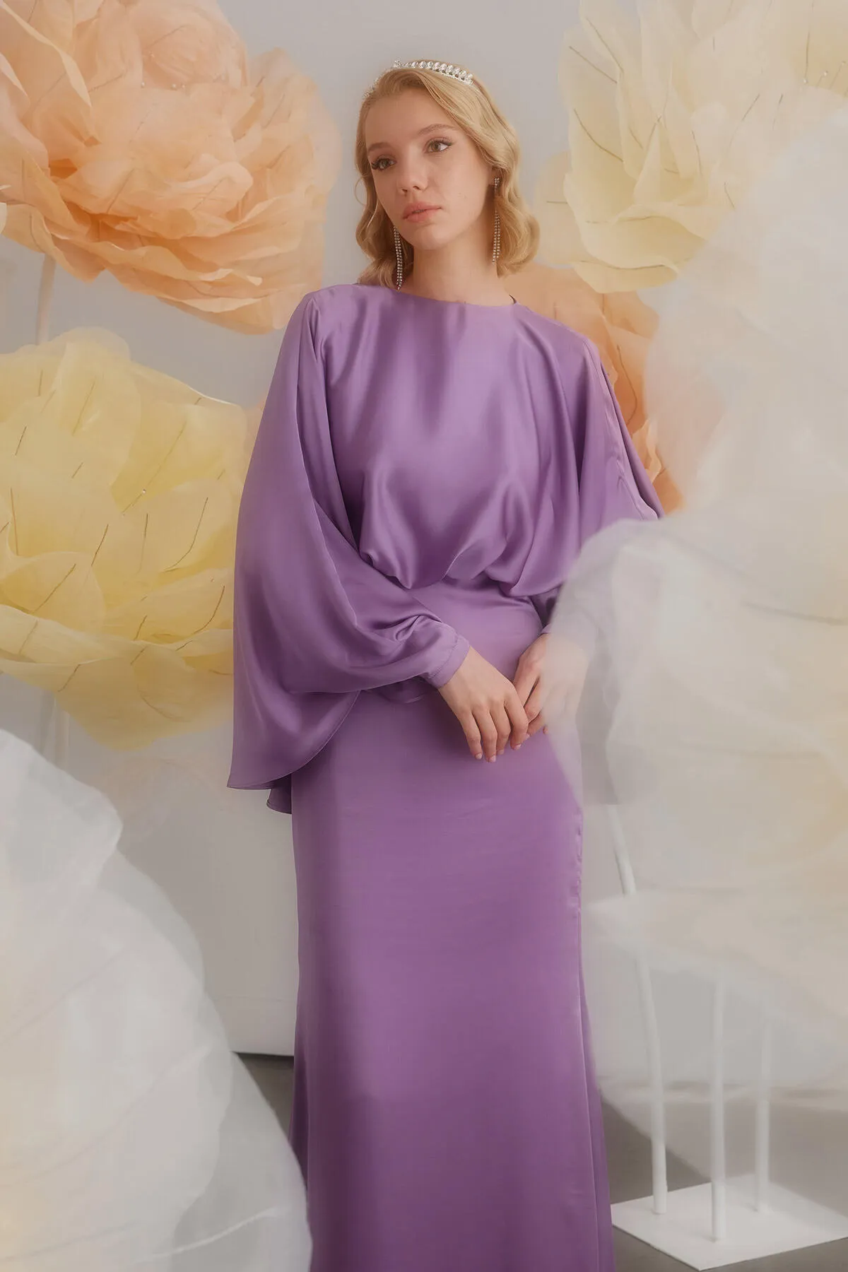 Manuka  Cape-Abendkleid aus Seidensatin in Lavendel