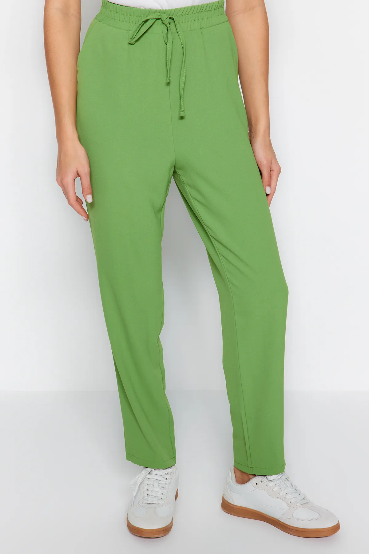 Trendyol Modest  Grünes Set aus Cardigan und Hose mit Kapuze und gewebtem Unterteil und Oberteil TCTSS22US0026