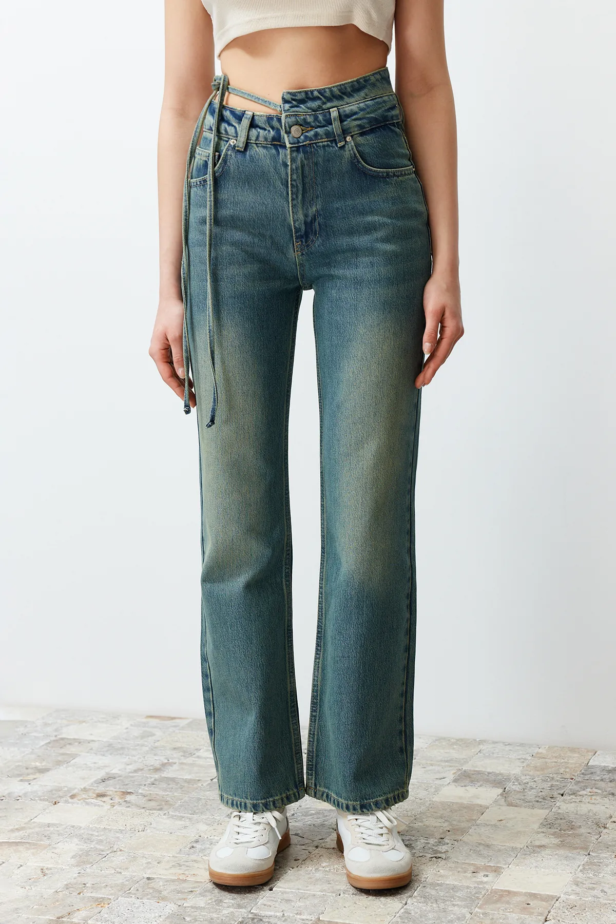 Trendyol Collection  Blaue Jeans mit hoher Taille und weitem Bein und doppelter Taille und Schnürung TWOSS24JE00193