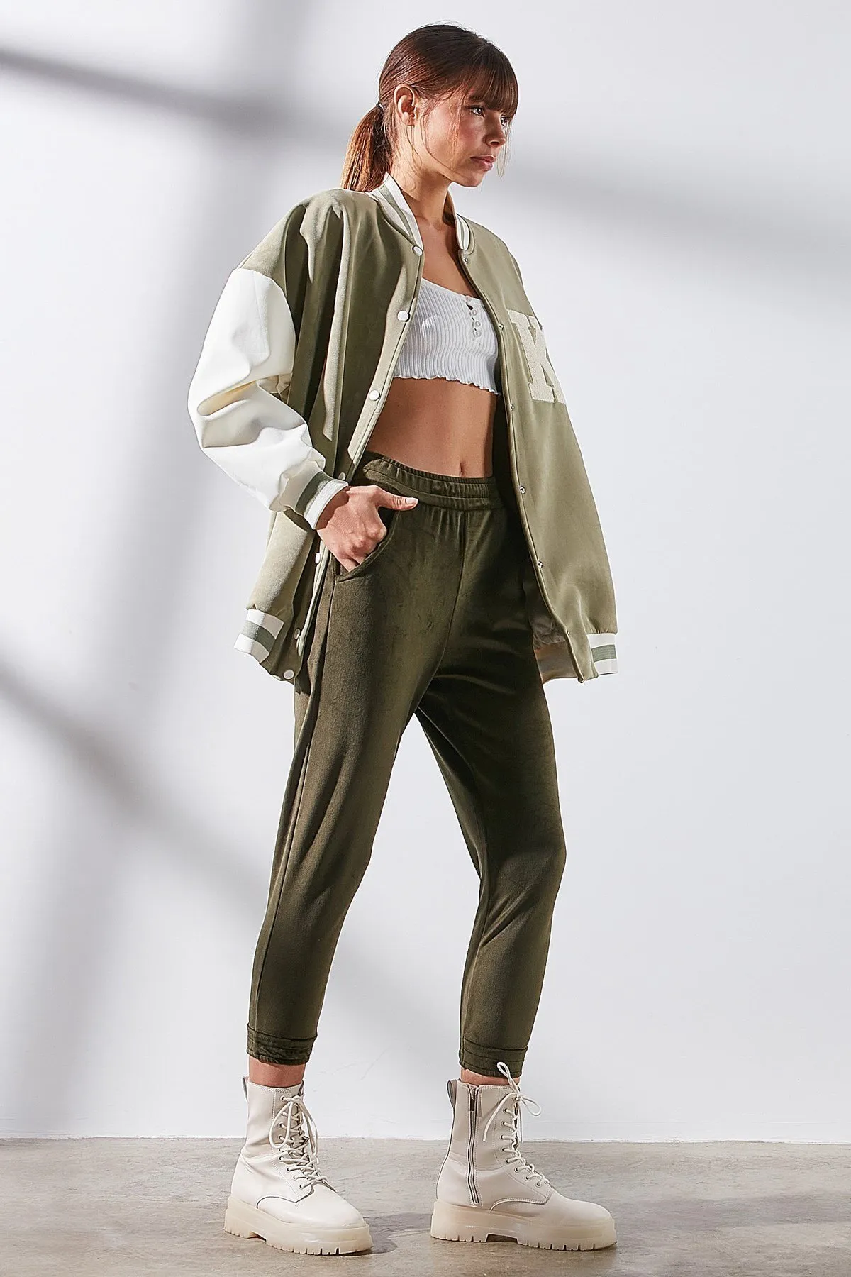C&City  Elastische Samt-Jogginghose für Damen 731 Khaki