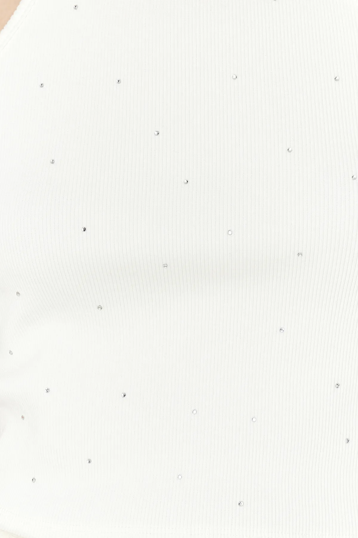 Trendyol Collection  Ecrufarbene, figurbetonte, kurze Bluse aus geripptem Stretch-Strick mit Steindetail TWOSS23BZ00568