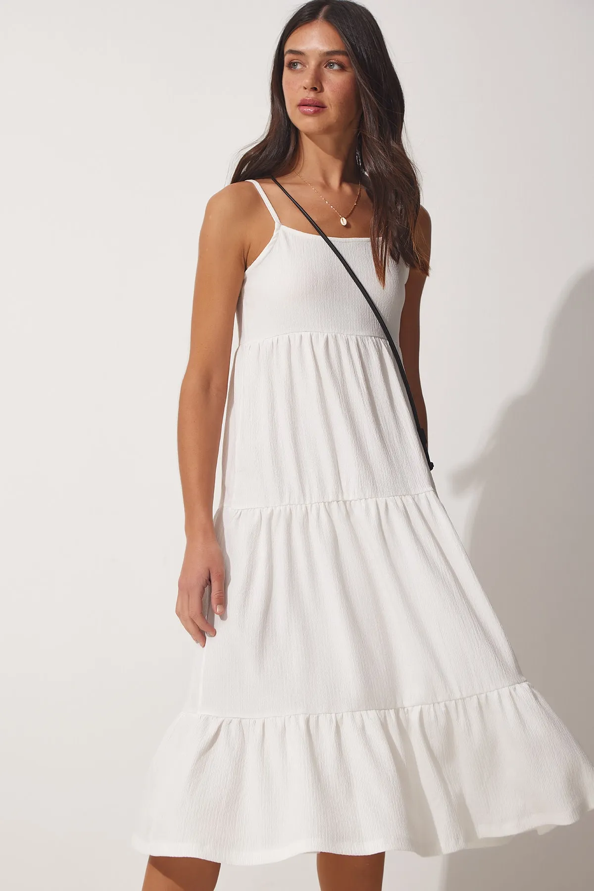 Happiness İstanbul  Weißes Damen-Sommerstrickkleid mit Trägervolant und Volant UB00077