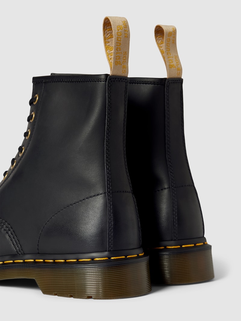 Stiefel mit Schnürverschluss Modell 'Vegan' in schwarz