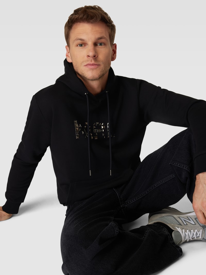 Hoodie mit Känguru-Tasche in schwarz