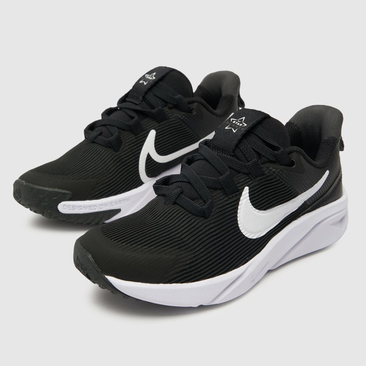 Črno-beli športni copati Nike Star Runner 4 Junior