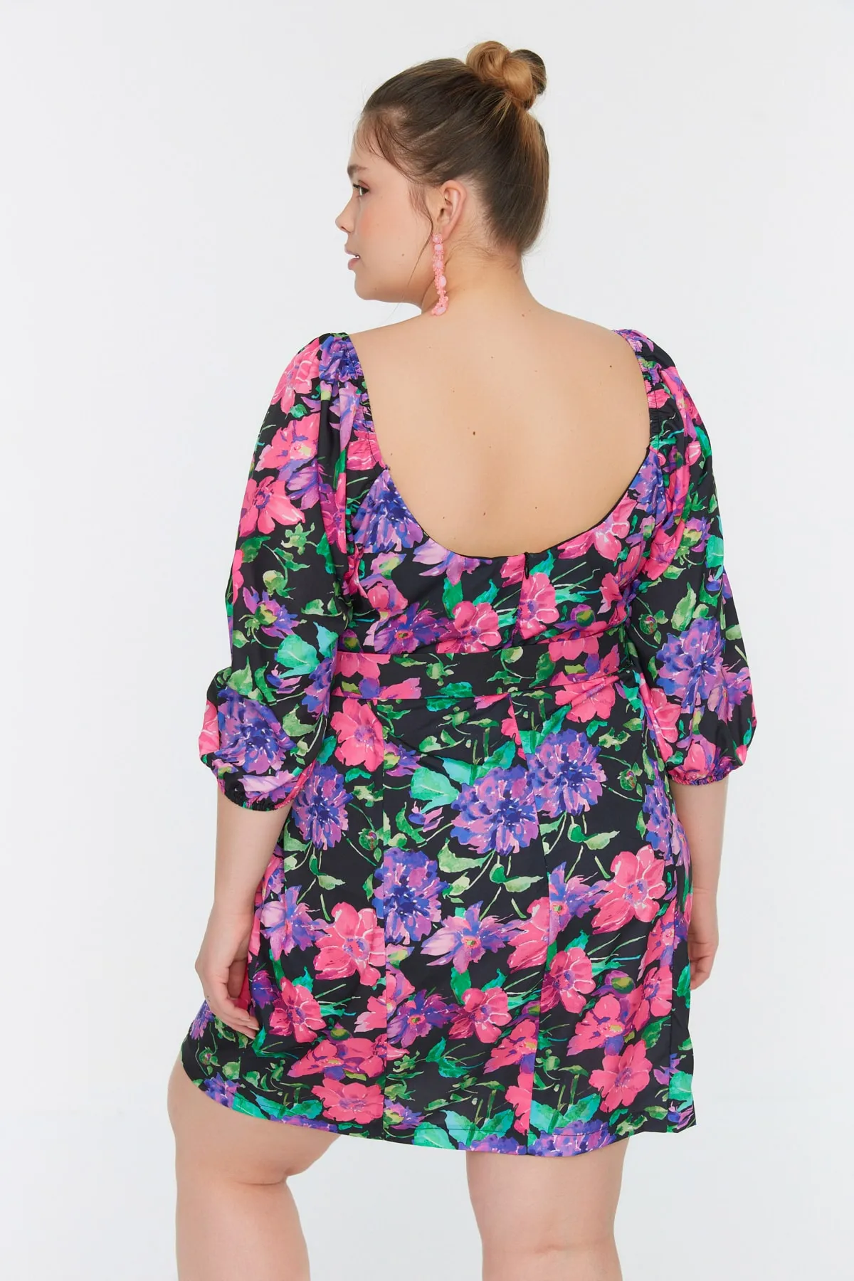 Trendyol Curve  Mini-Webkleid mit Blumenmuster und Gürtel TBBSS22EL00039