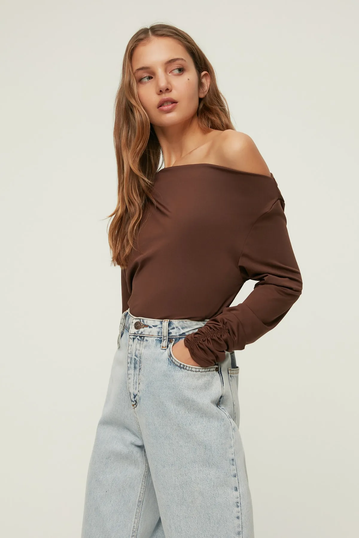 Trendyol Collection  Braune, fließende, dehnbare Strickbluse mit asymmetrischem Kragen TWOAW21BZ1383