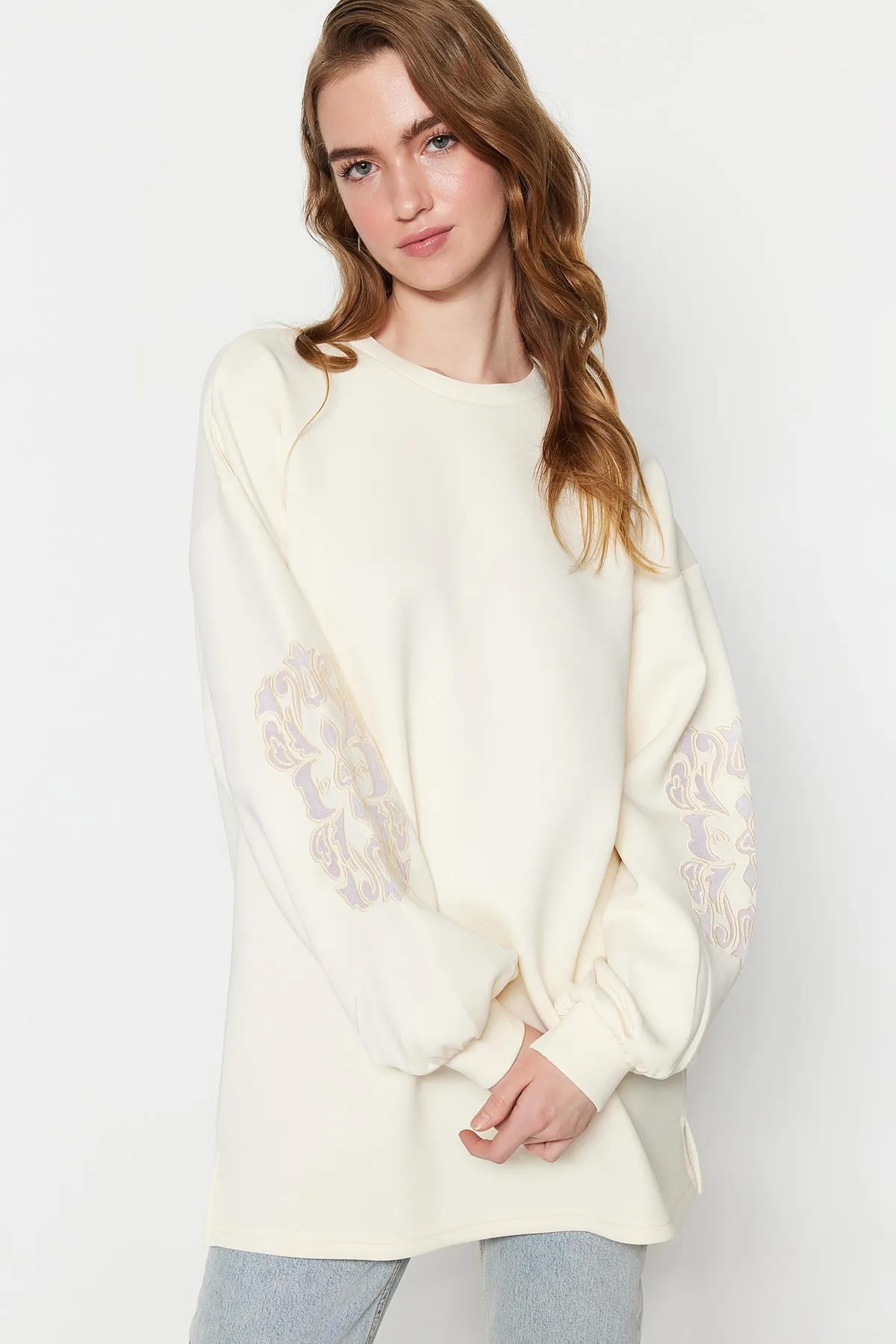 Trendyol Modest  Ecru-Ärmel-Stickerei-Detailliertes Scuba-Strick-Sweatshirt TCTSS23UK00042