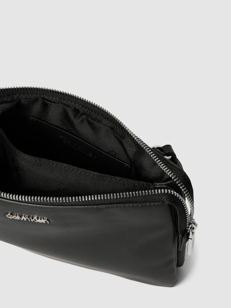 Umhängetasche mit Label-Applikation in schwarz
