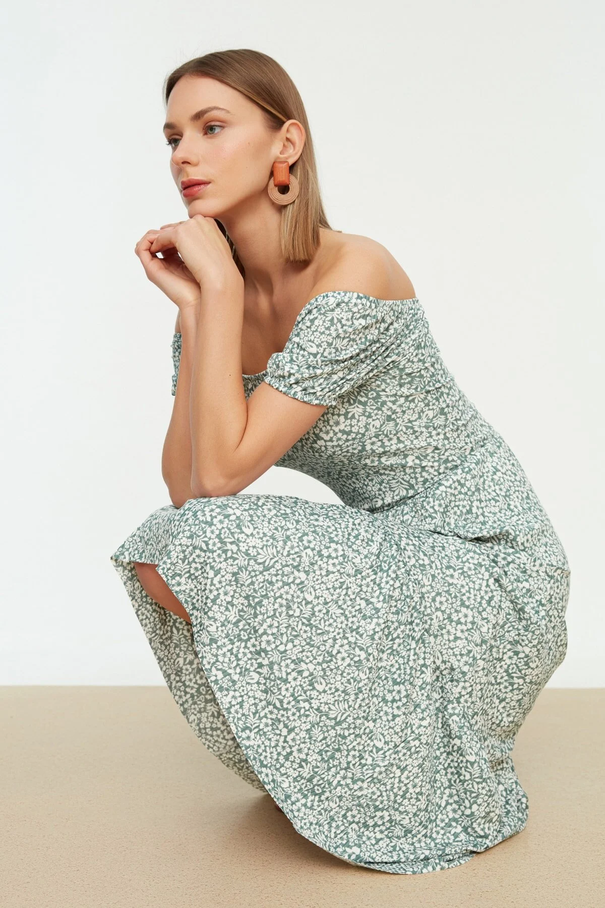 Trendyol Collection  Mintgrünes, bedrucktes Cord-Strickkleid mit Carmenkragen