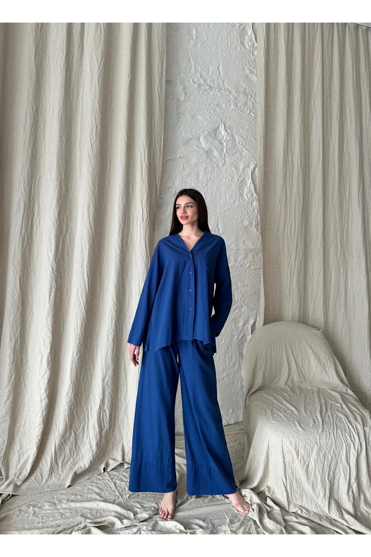 Laluvia  Indigofarbenes Leinen-Hose-Hemd-Set mit zwei Beinen