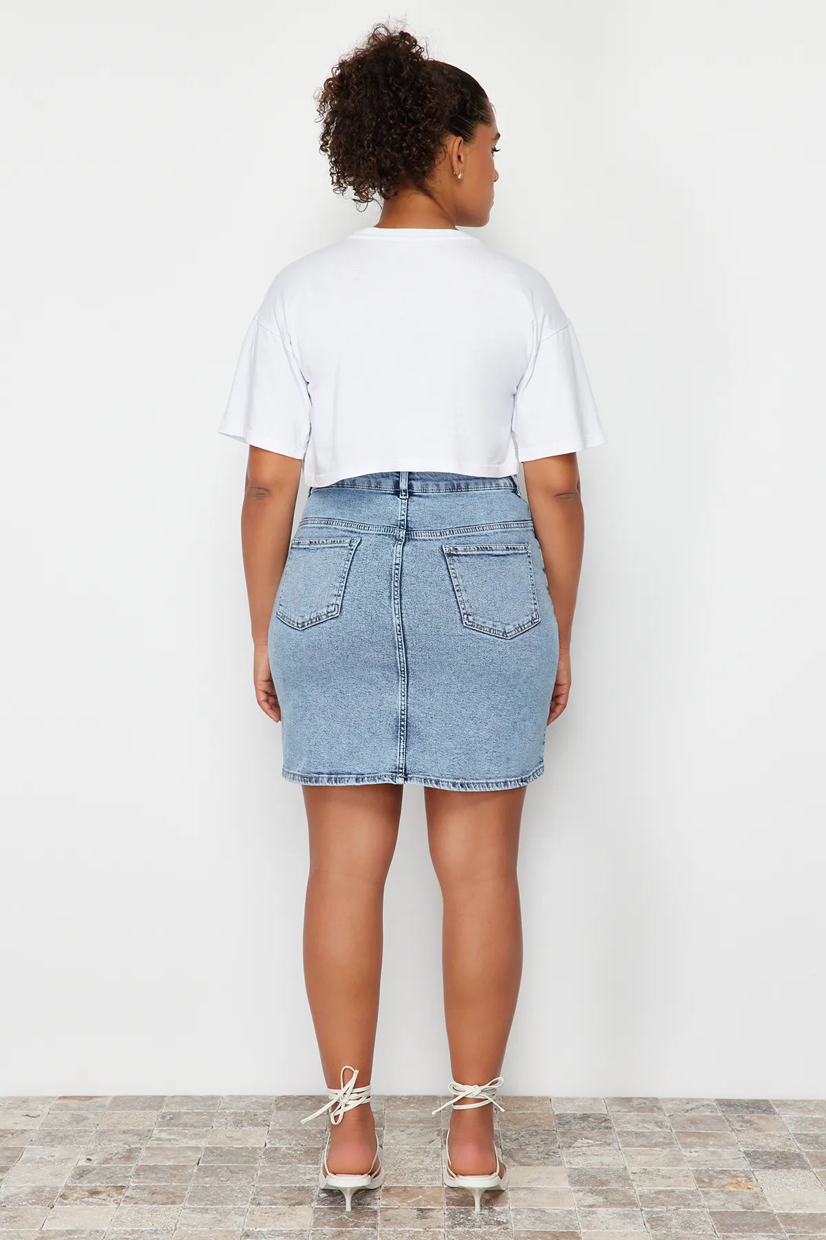 Trendyol Curve  Hellblauer Mini-Jeansrock mit Ziernähten und Quasten TBSSS24AZ00018