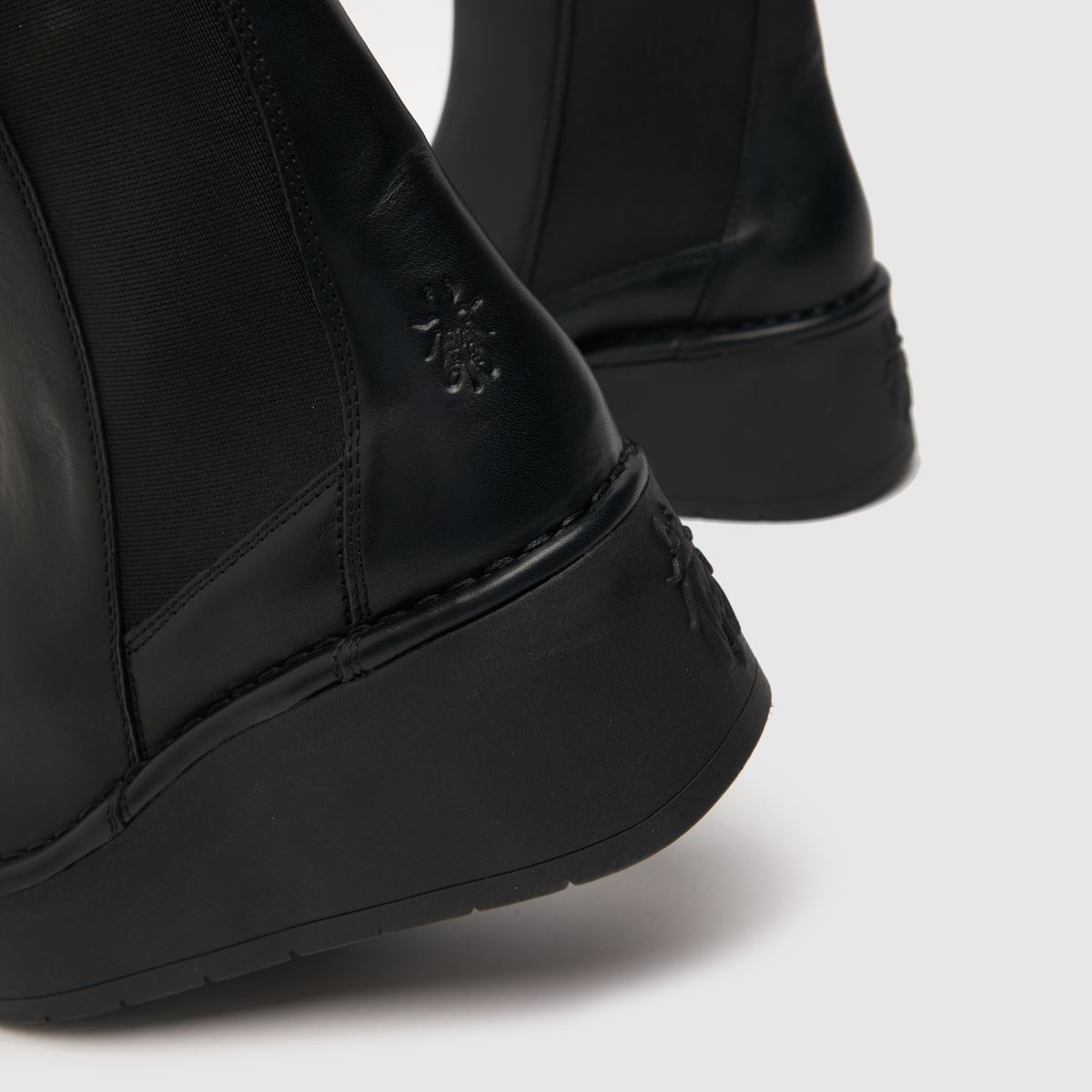 Fly London – Svarta Hagu-plattformschelseboots