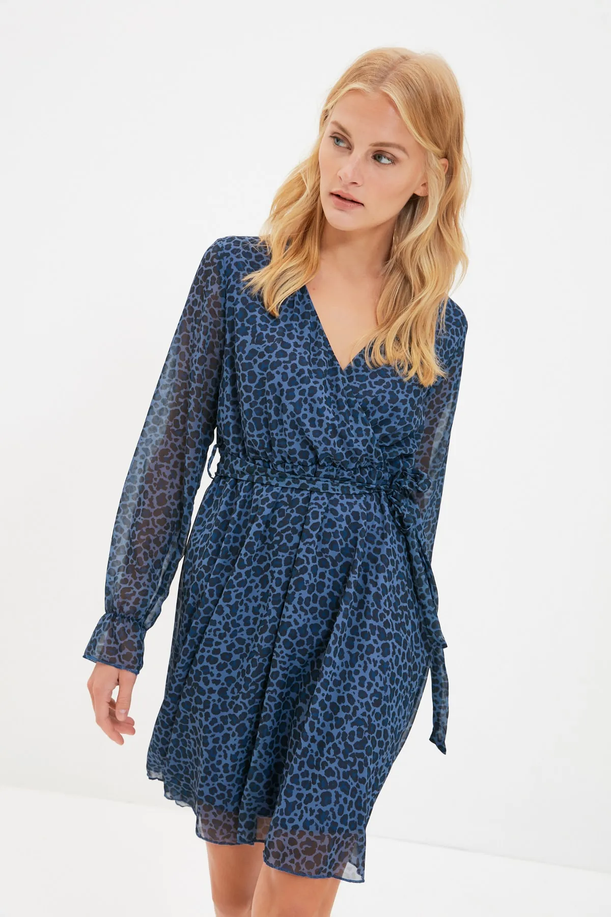 Trendyol Collection  Mehrfarbiges, zweireihiges, gewebtes Minikleid mit Leopardenmuster und Gürtel TWOSS20EL0626