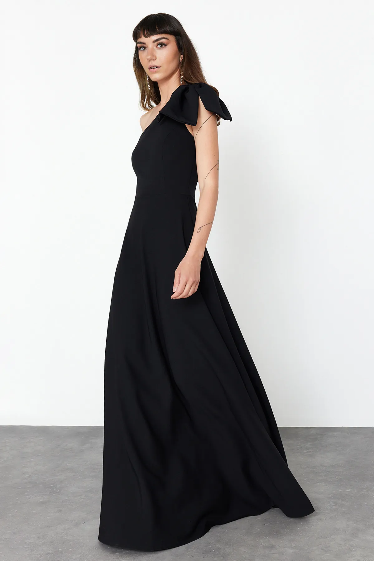Trendyol Collection  Schwarzes, gewebtes Abend- und Homecoming-Kleid mit Schleife und einem Ärmel TPRSS24AE00163