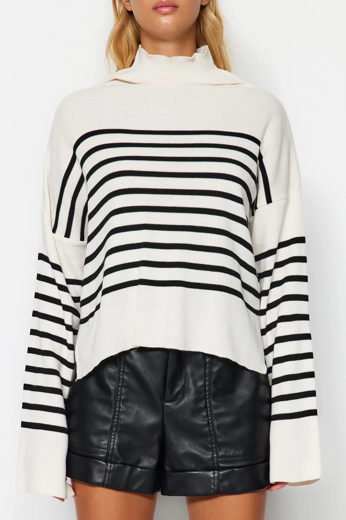 Trendyol Collection  Steinfarbener, gestreifter Strickpullover mit weiter Passform TWOAW24KZ00505