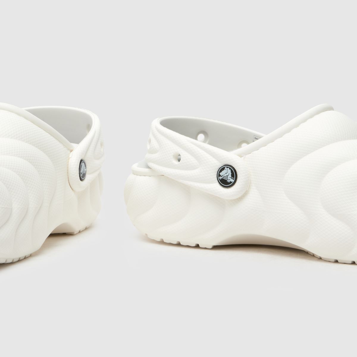 Crocs Classic Lined Overpuff klumpa szandál fehér színben