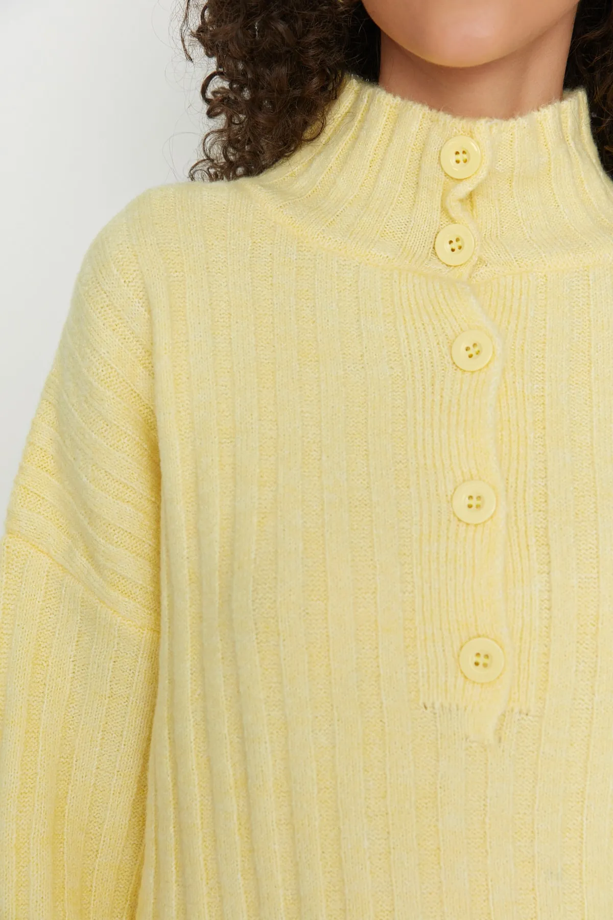 Trendyol Collection  Gelber, weich strukturierter Strickpullover mit Stehkragen und weiter Passform TWOAW21KZ0783