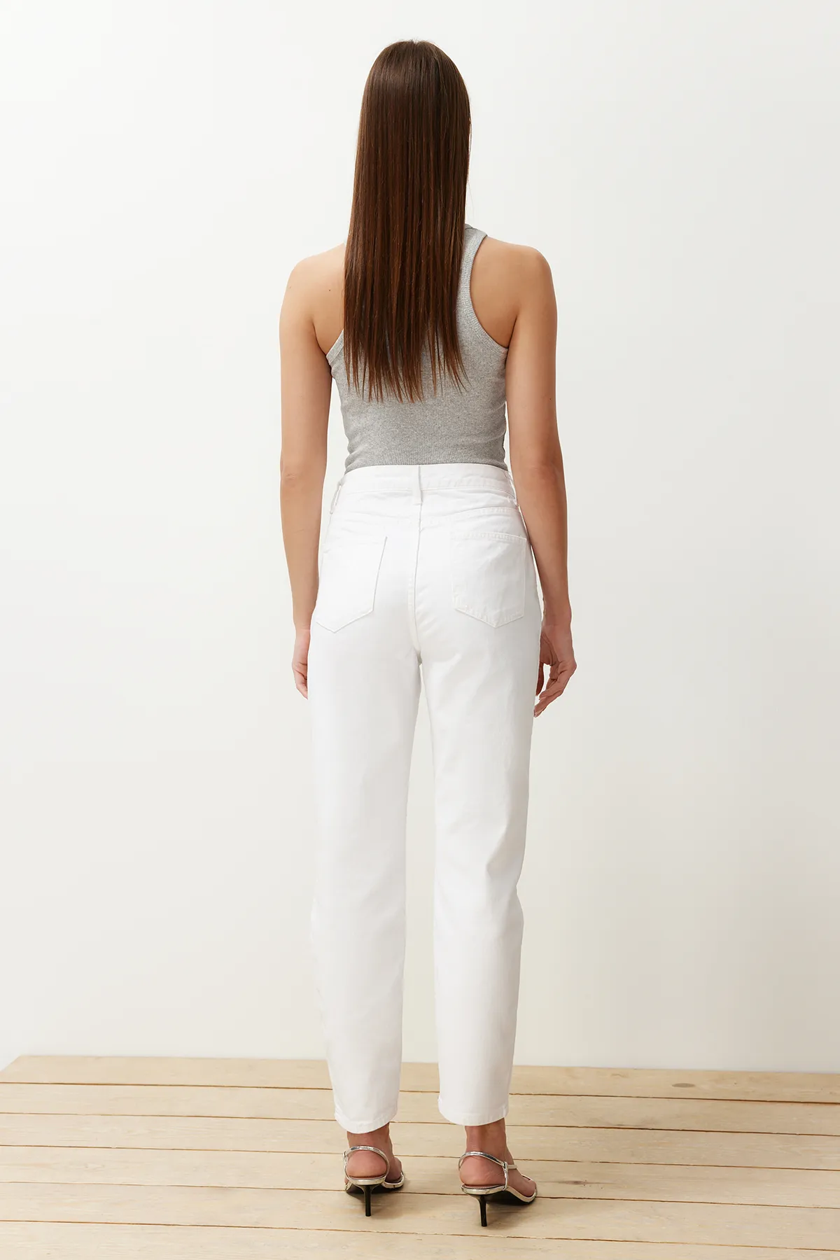 Trendyol Collection  Weiße Mom-Jeans mit hoher Taille TWOAW24JE00076