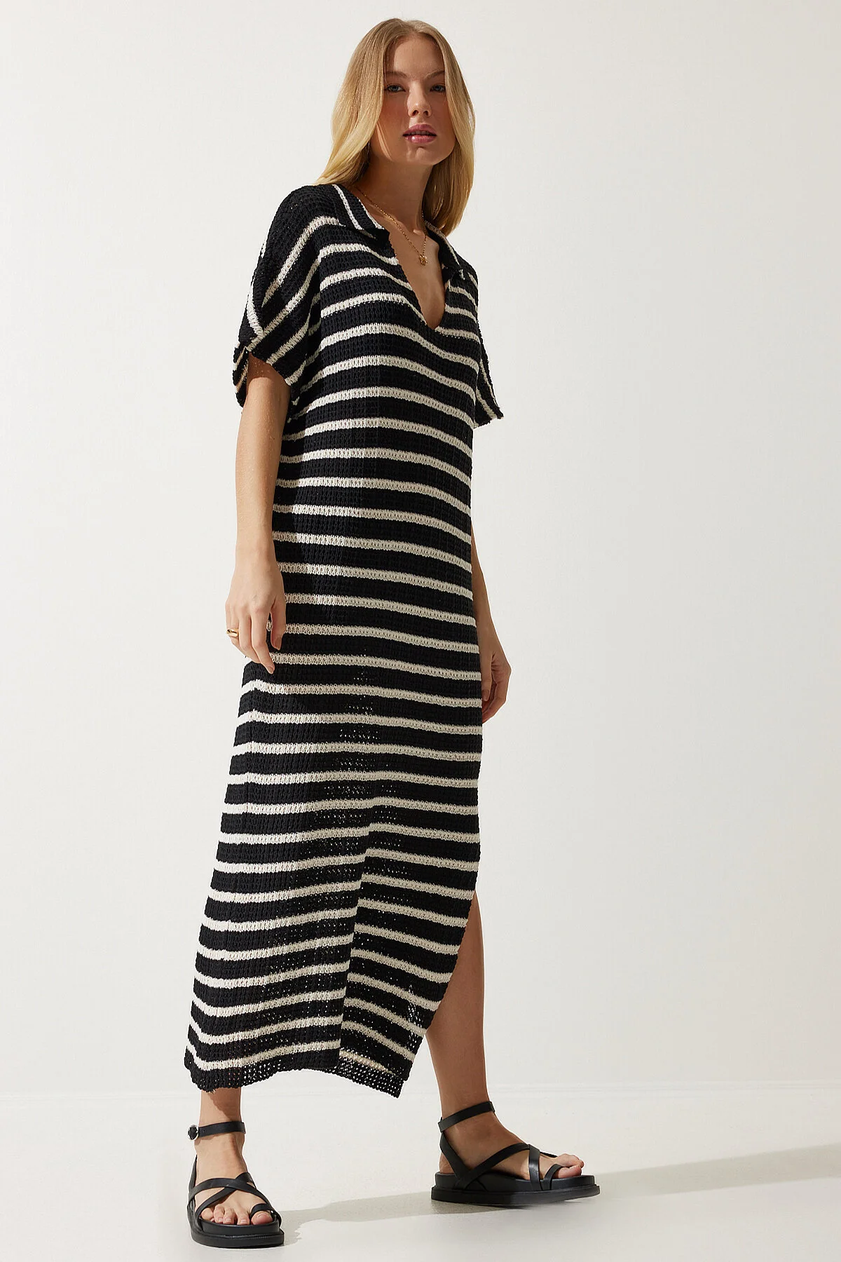 Happiness İstanbul  Schwarzes, gestreiftes, saisonales Strickkleid mit tiefem V-Ausschnitt für Damen YU00011