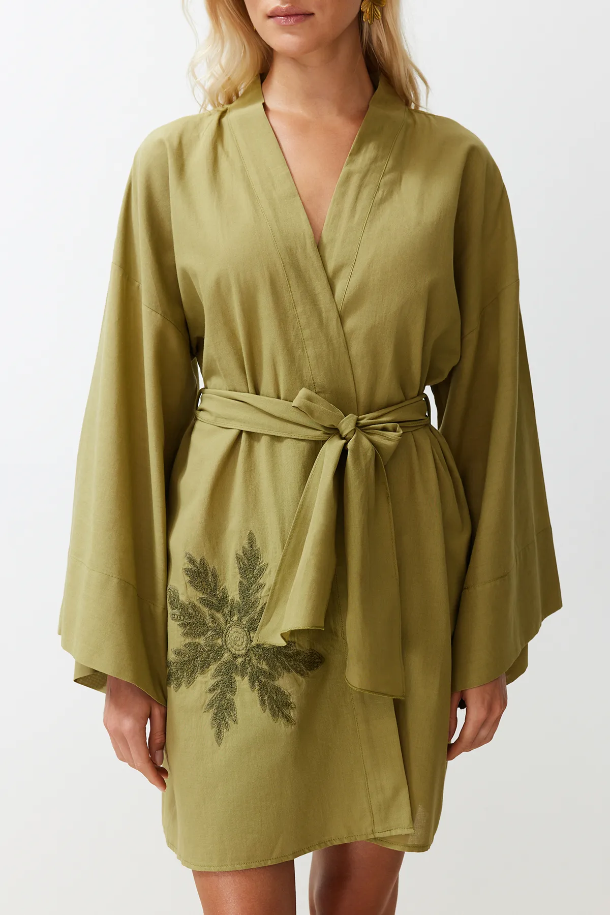 Trendyol Collection  Ölgrüner Mini-Kimono und Kaftan aus 100 % Baumwolle mit Gürtel, Stickereien und Stickereien TBESS24KM00008
