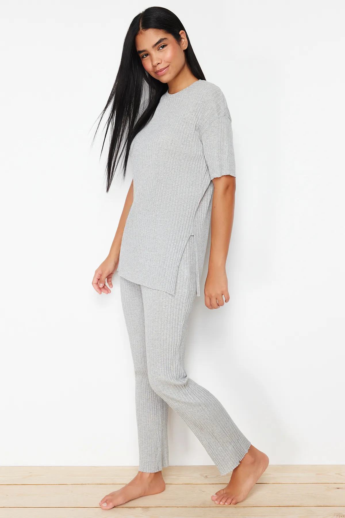 Trendyol Collection  Gestricktes Pyjama-Set aus grauer Baumwolle mit geripptem Schlitz und detailliertem Muster THMSS24PT00178