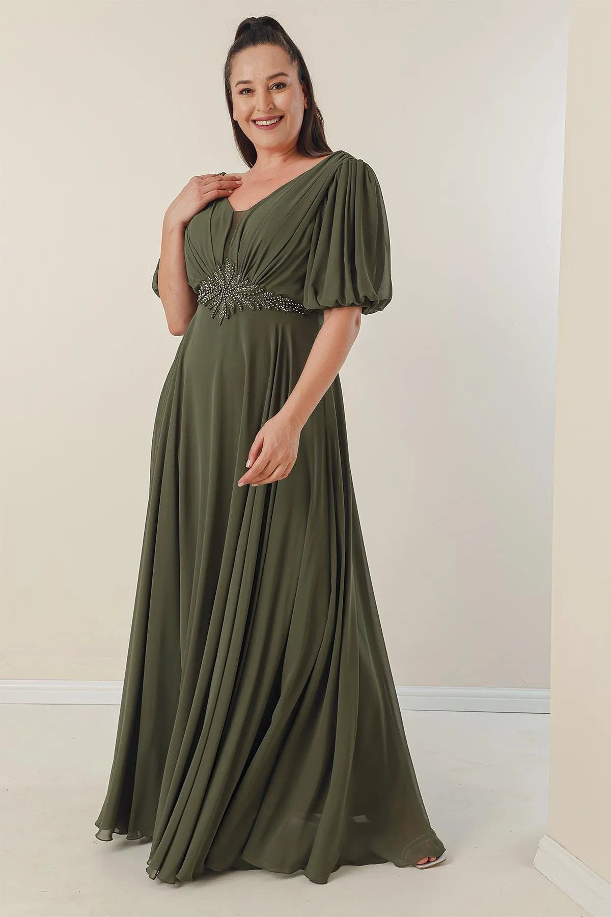 By Saygı  Langes Chiffonkleid in Übergröße mit V-Ausschnitt vorne und hinten, perlenbesetzter Taille, vorne gefüttert