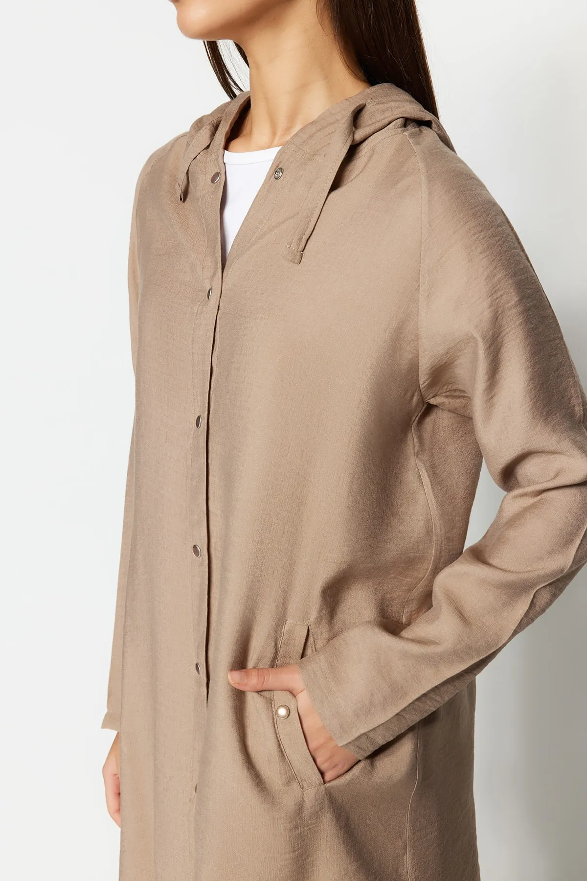 Trendyol Modest  Gewebter Nerzmantel mit Kapuze, Leinenoptik, Druckknopfverschluss, Ferace TCTSS21KF0002