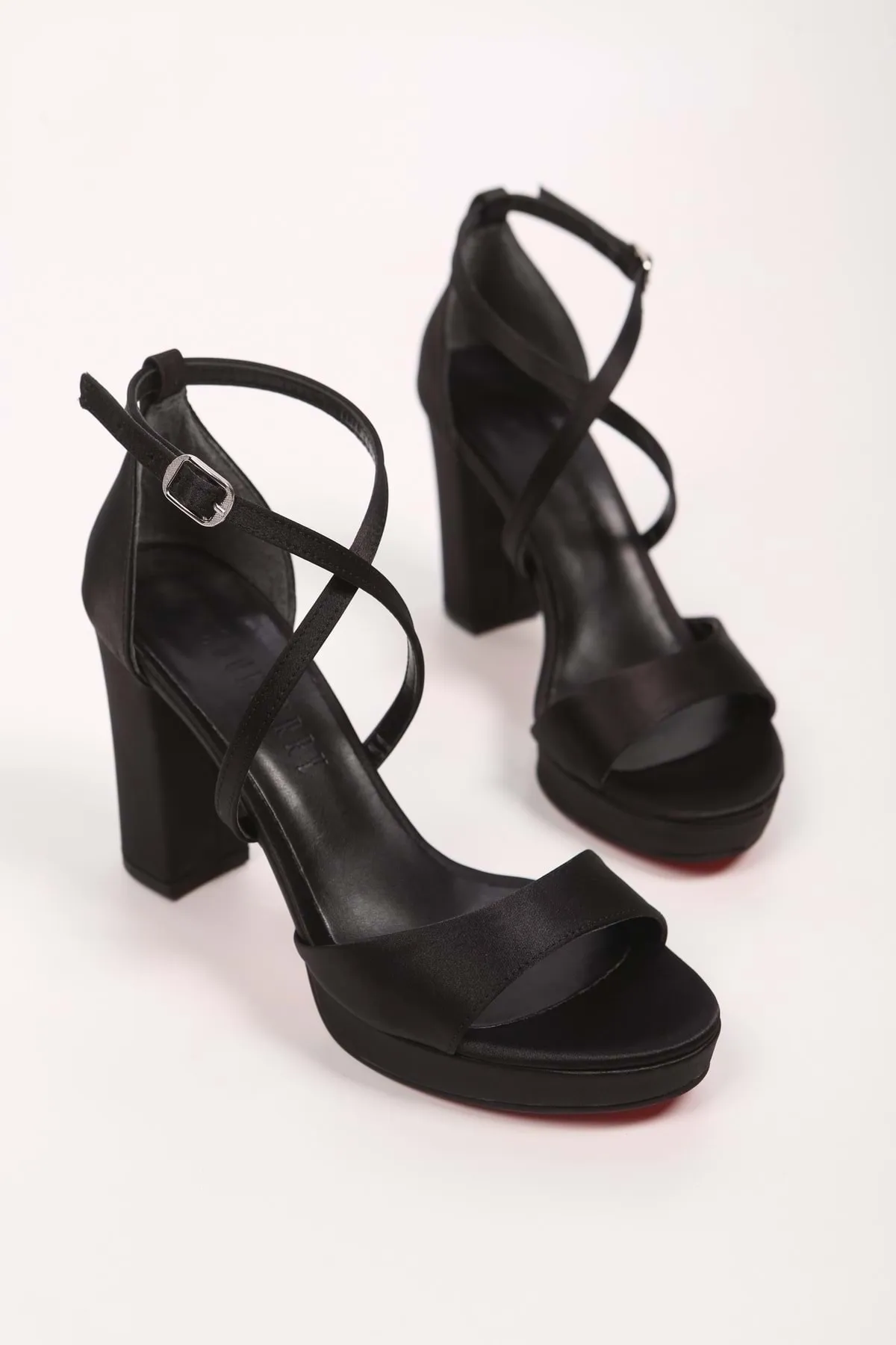 Shoeberry  Damen-Schuhe „Dia“ aus schwarzem Satin mit Plateauabsatz