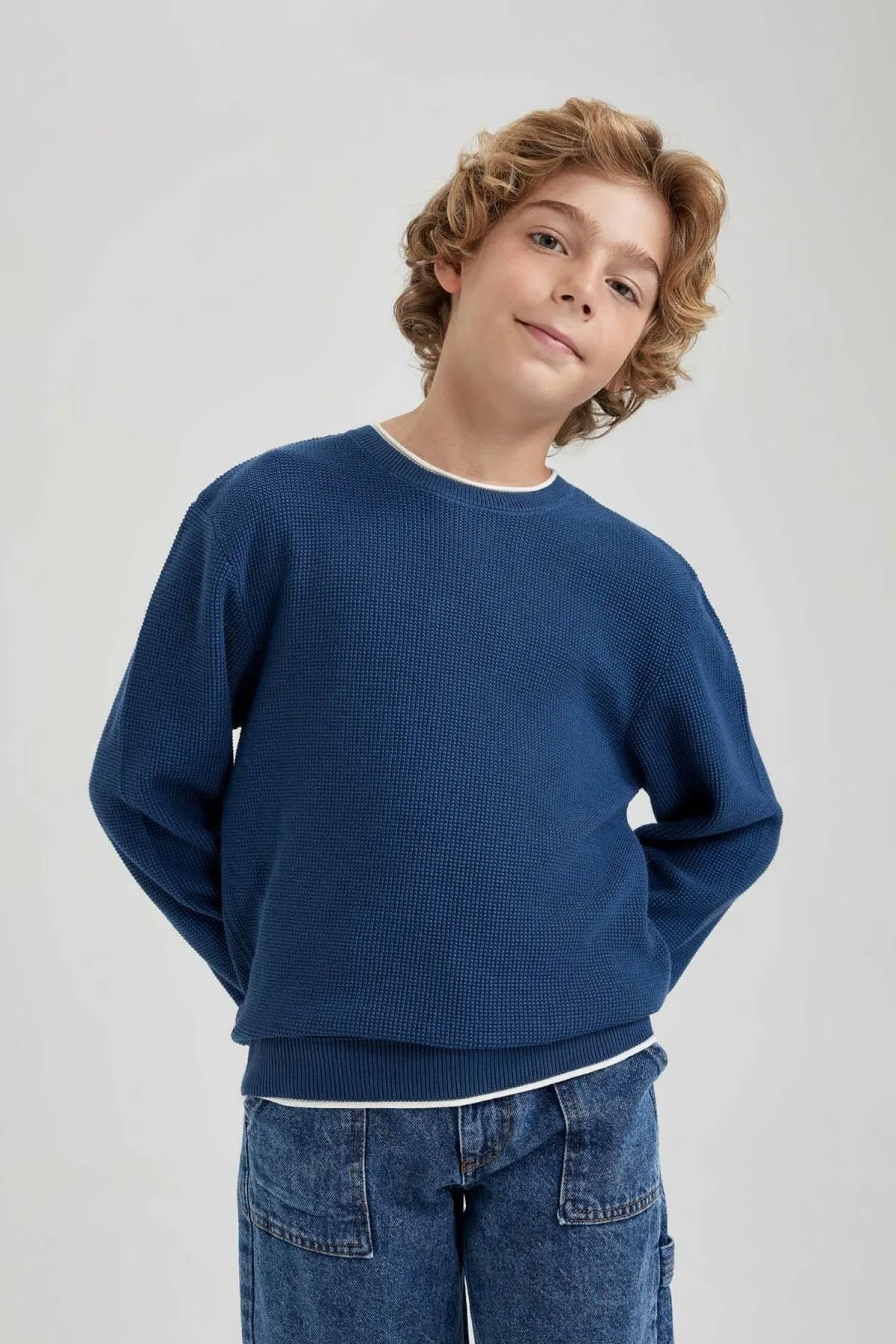 DeFacto  Strickpullover für Jungen mit normaler Passform und Rundhalsausschnitt