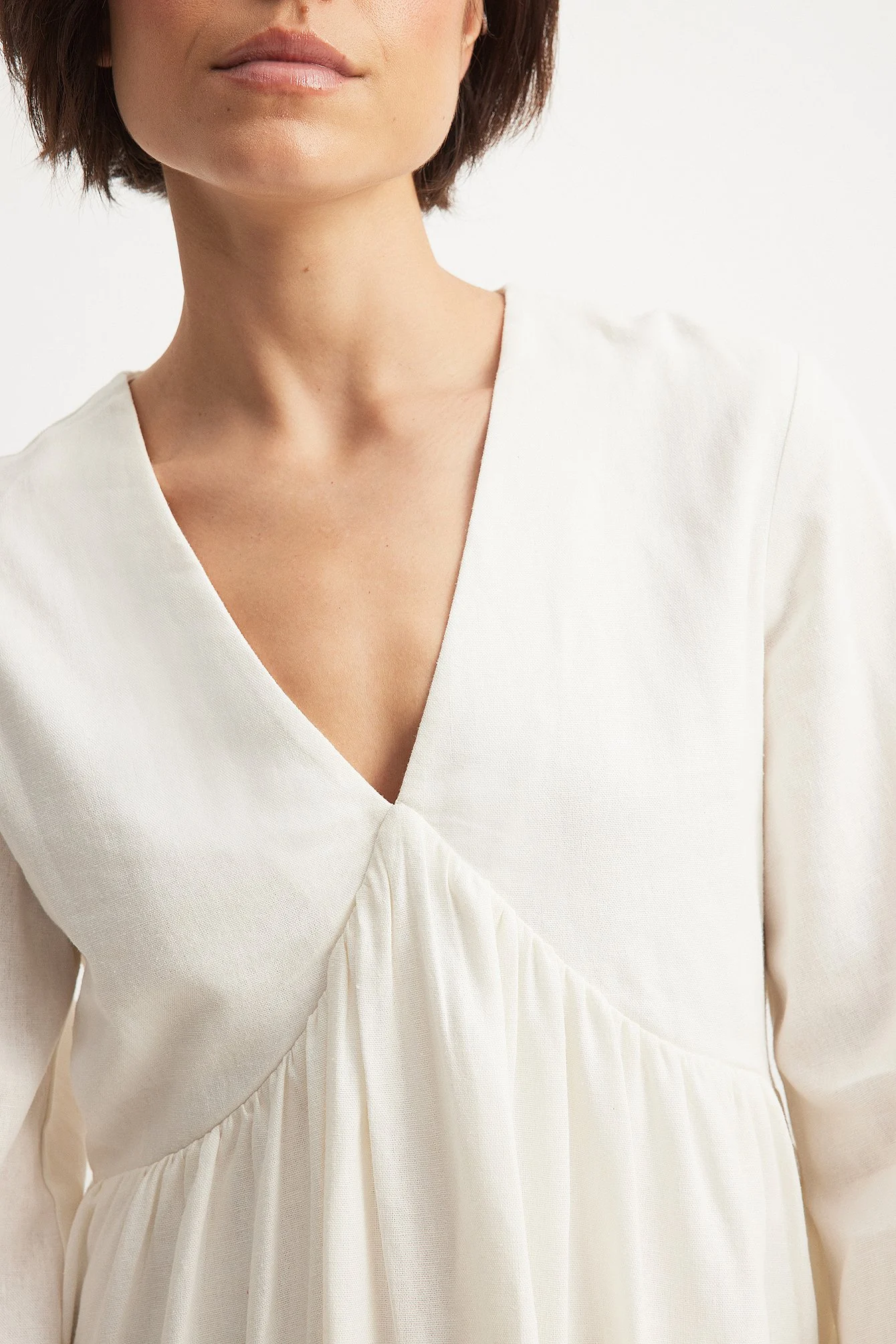 Luftiges langärmeliges Minikleid aus Leinen-Mix