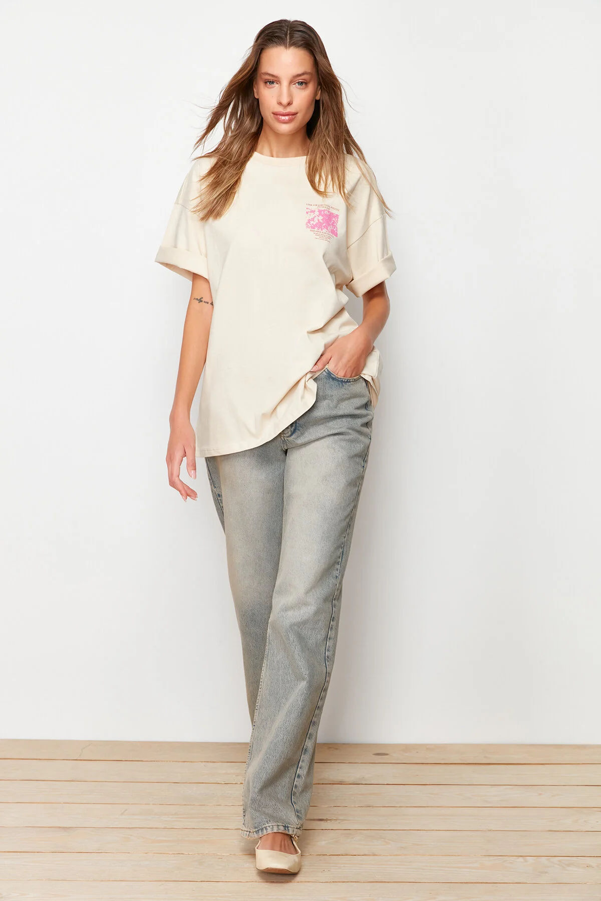 Trendyol Collection  Premium-Strick-T-Shirt aus 100 % Baumwolle mit bedruckter Vorder- und Rückseite in Übergröße/weitem Muster TWOSS23TS00269