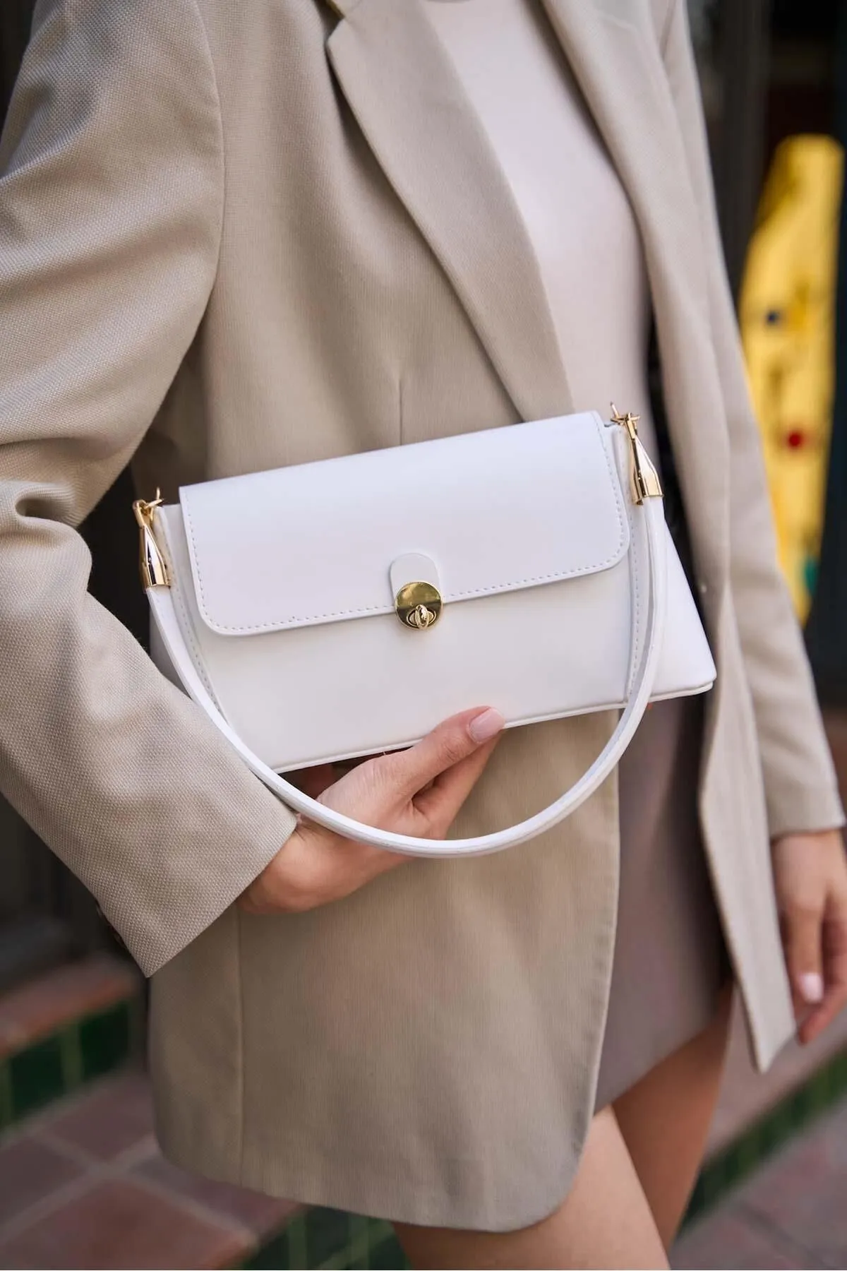 Madamra  Weiße Damen-Umhängetasche im Retro-Leder-Look mit Frontabdeckung