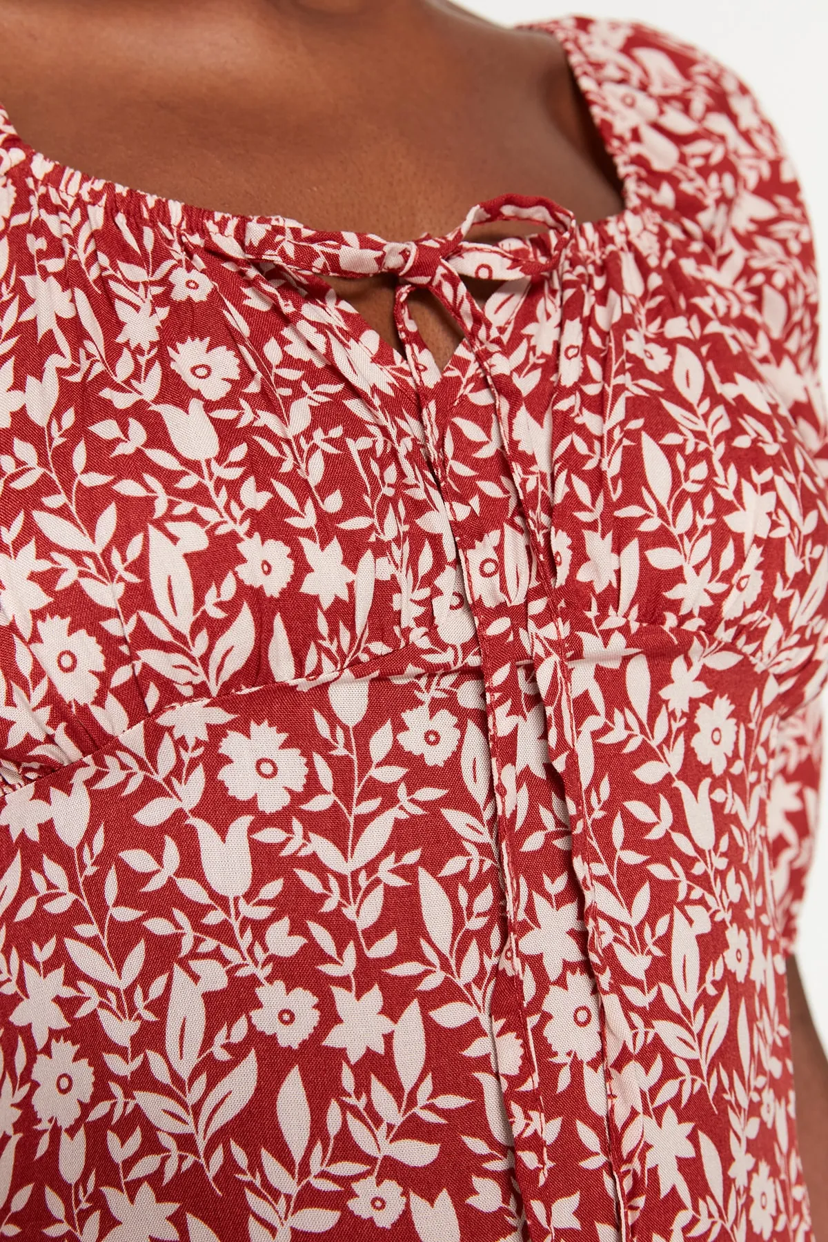 Trendyol Collection  Braunes, gerade geschnittenes Midi-Kleid aus gewebter Viskose mit Blumenmuster und Bindedetail TWOSS23EL00410