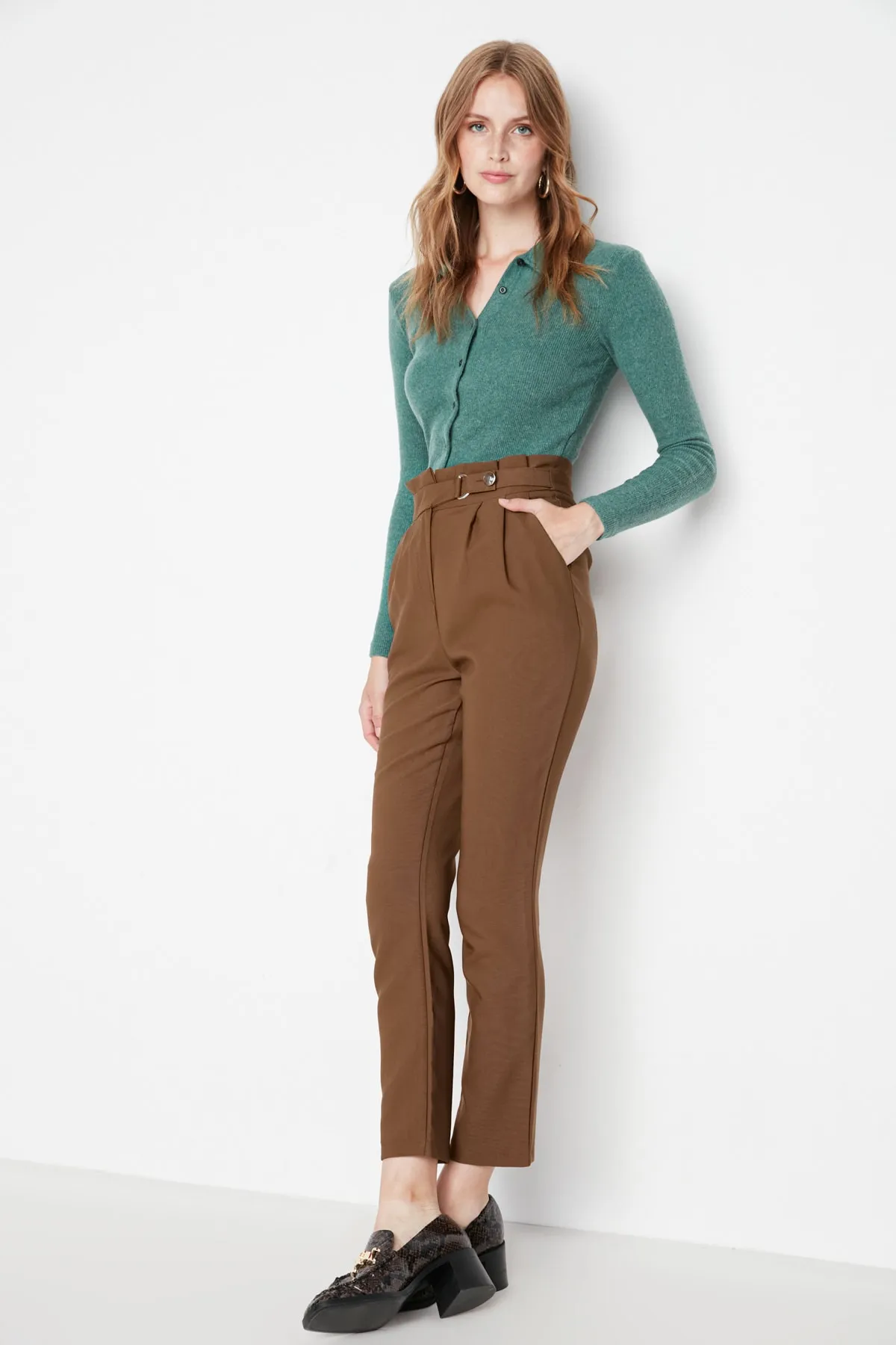 Trendyol Collection  Braune Karotte mit schmalem Beingürtel, detaillierte plissierte Webhose TWOSS20PL0131