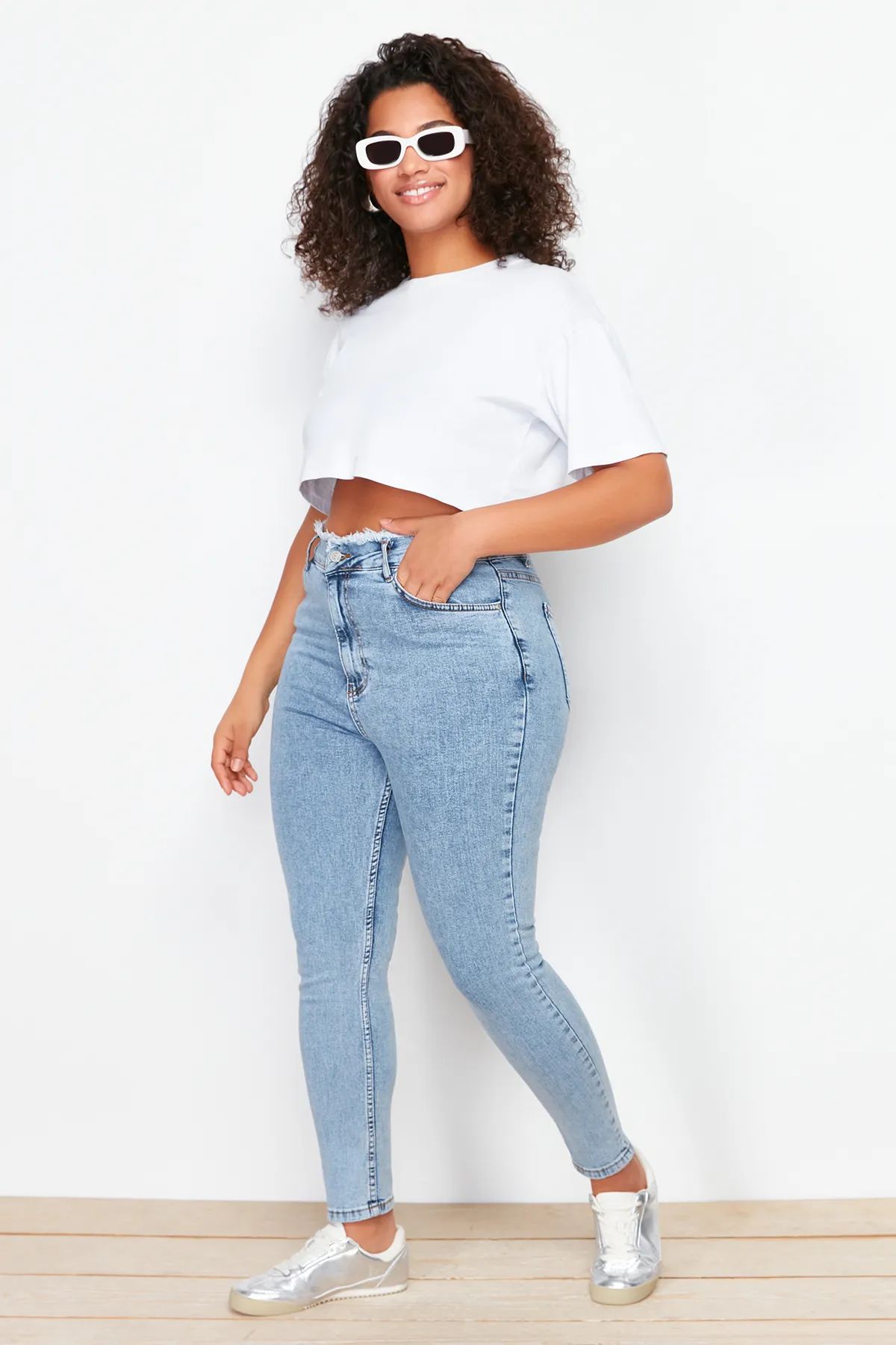 Trendyol Curve  Hellblaue, dehnbare Skinny-Jeans mit Quastendetails TBSSS24CJ00033