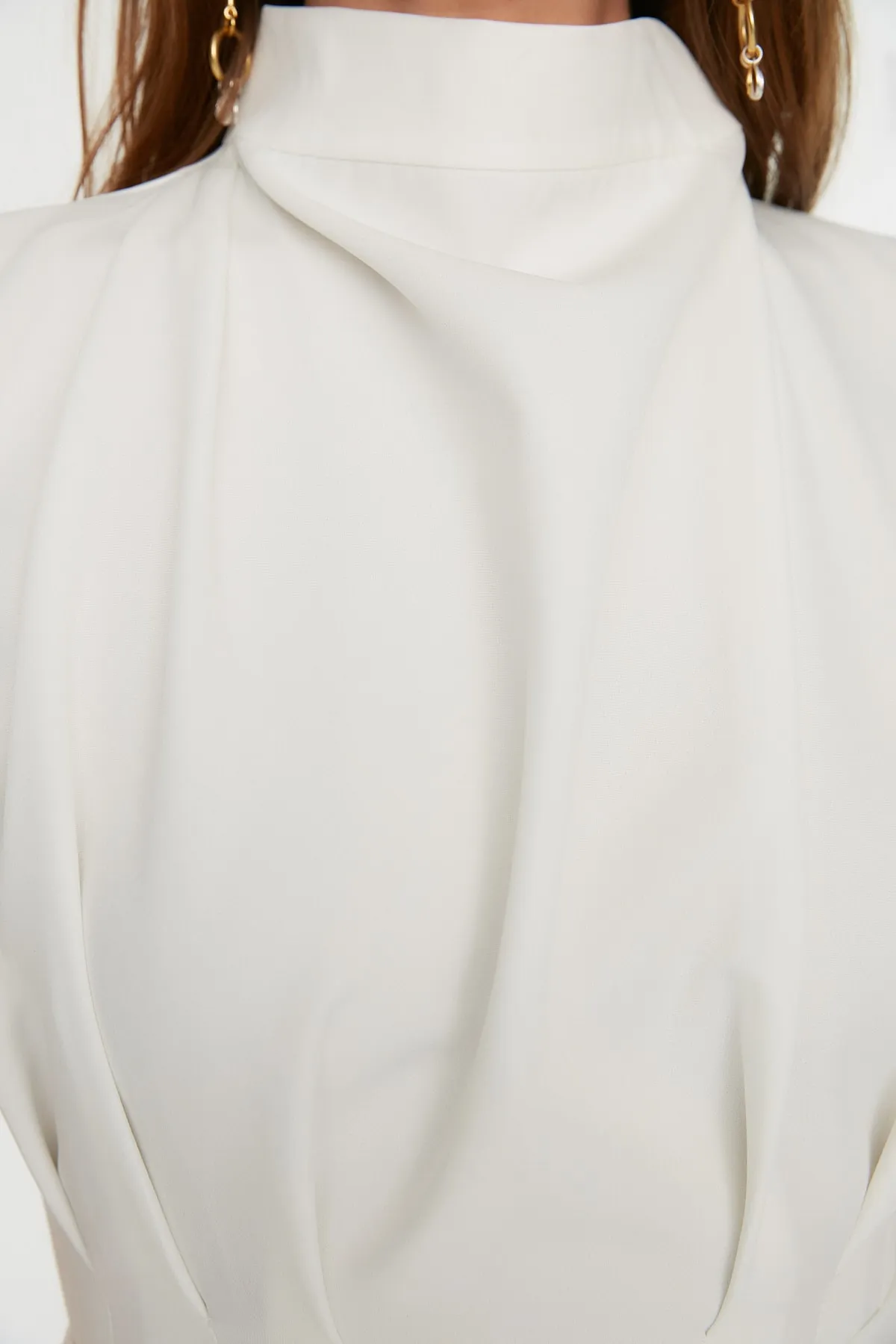 Trendyol Collection  Ecrufarbenes, figurbetontes, gewebtes Kleid mit Stehkragen TWOAW20EL0311