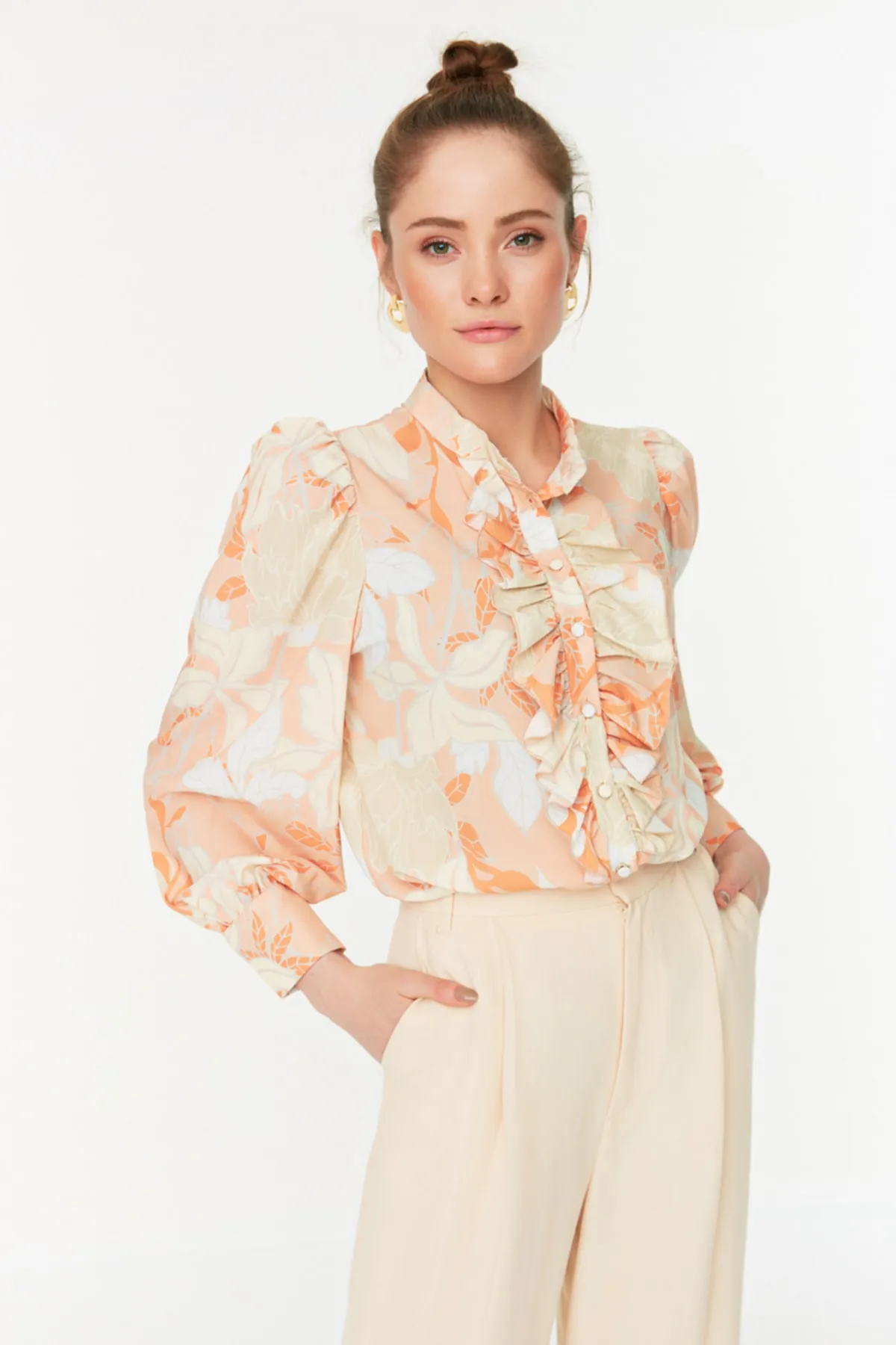 Trendyol Collection  Oranges Blumenmuster - Chiffonhemd mit Rüschen, Regular Fit TWOAW22GO0117