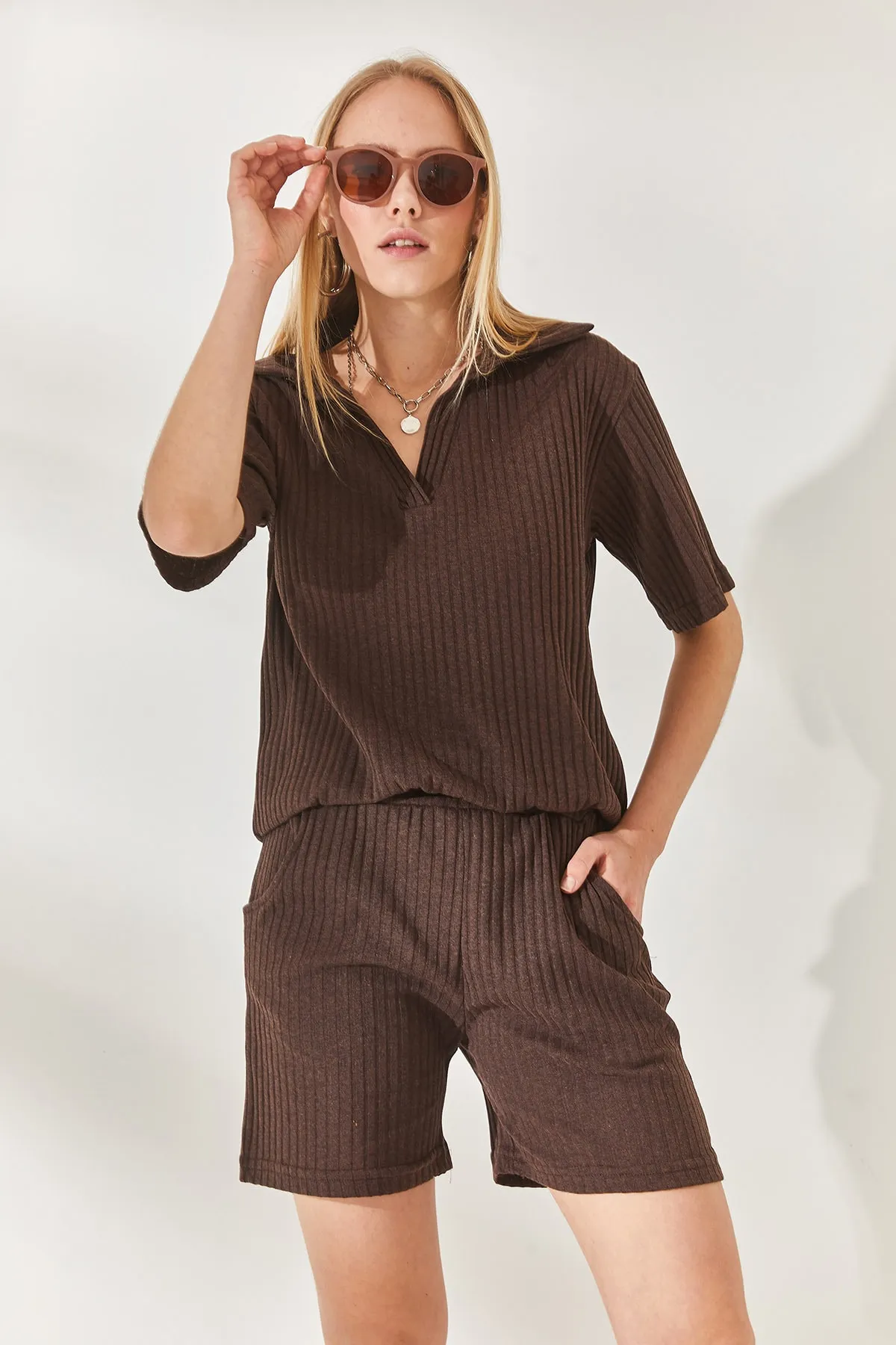 Olalook  Bitter Brown Geripptes Set mit Polokragen, Oberteil und Tasche sowie Shorts TKM-19000197