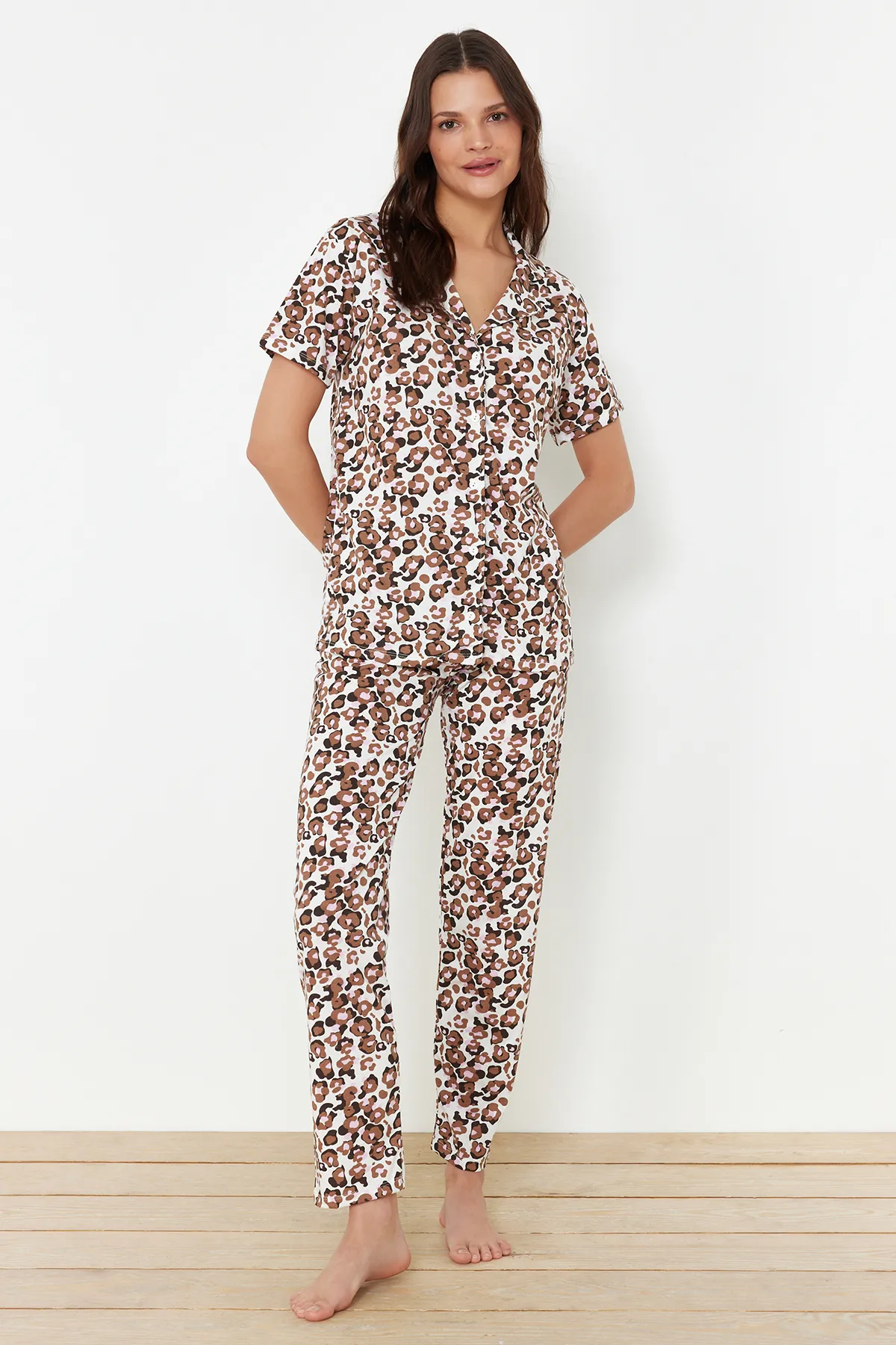 Trendyol Collection  Mehrfarbiges Pyjama-Set aus Baumwollstrick mit Leopardenmuster THMSS24PT00339
