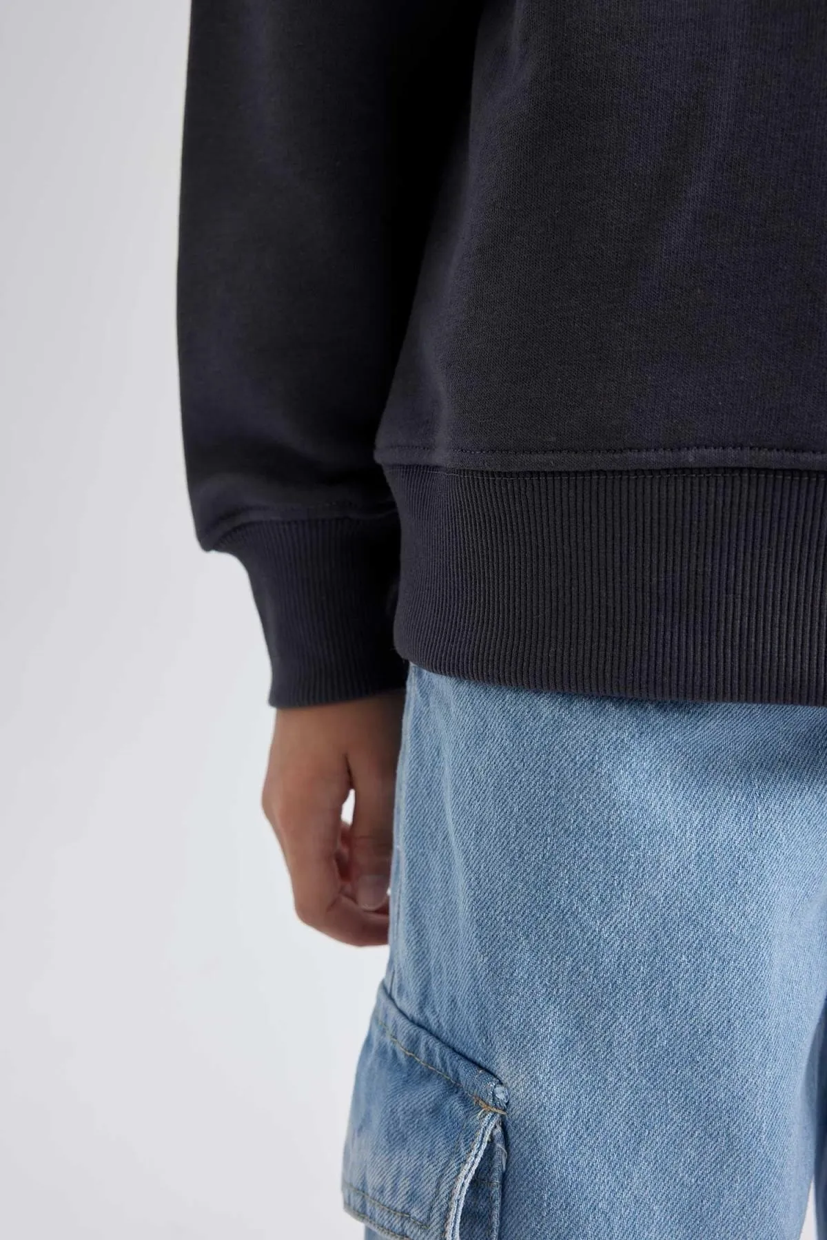 DeFacto  Anthrazitfarbenes Schul-Sweatshirt mit Rundhalsausschnitt für Mädchen