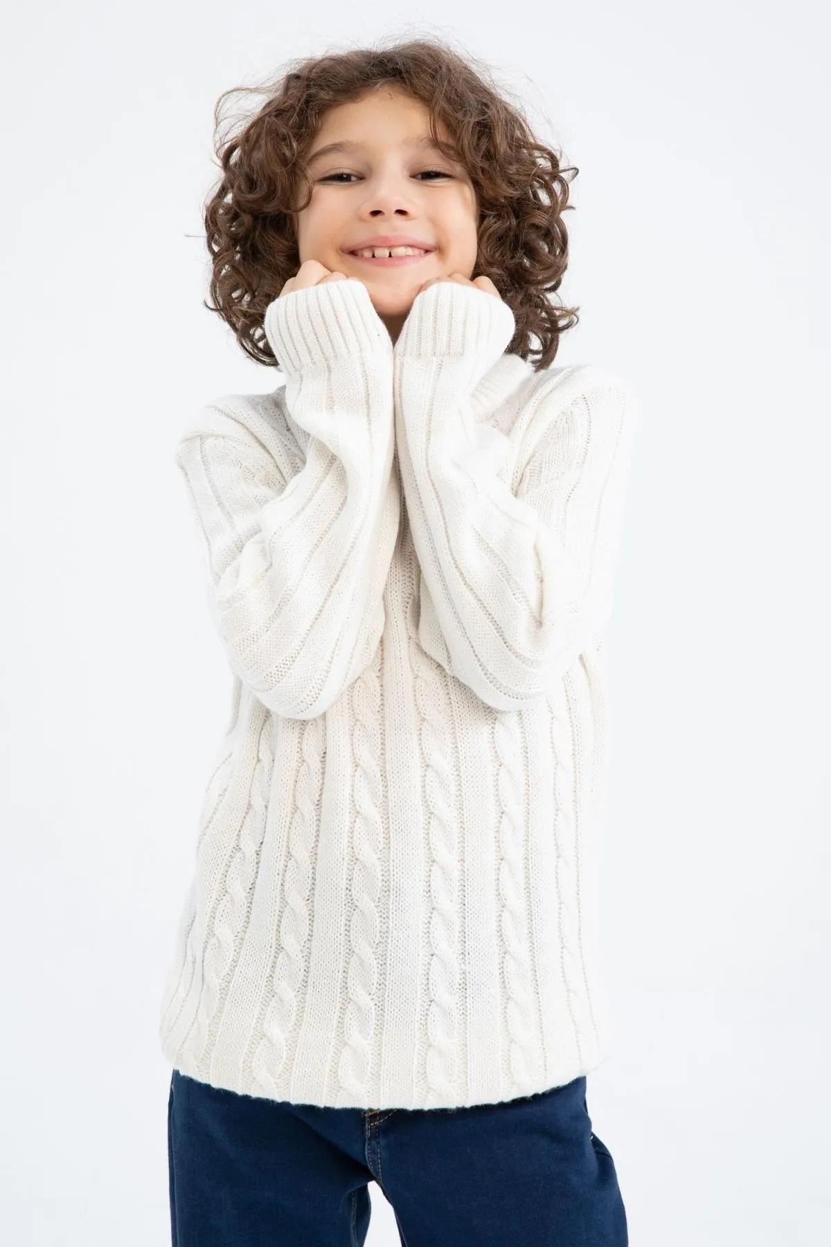 DeFacto  Strickpullover für Jungen mit normaler Passform und Rundhalsausschnitt