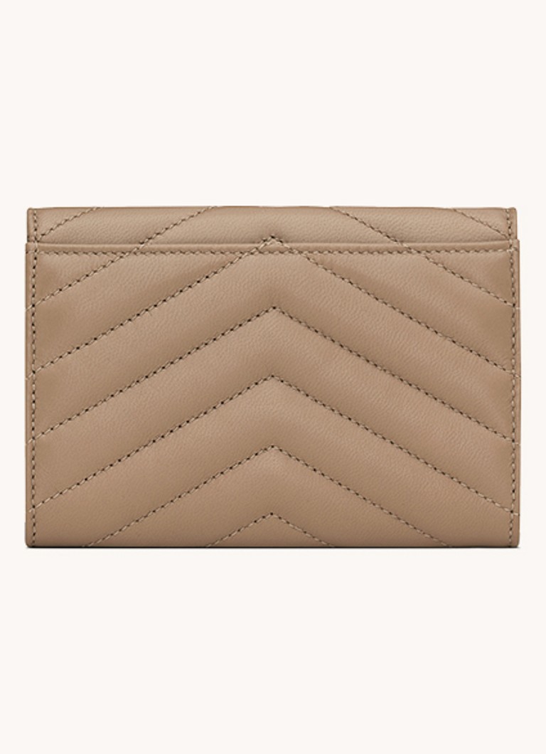 Portofel mic matlasat, tip clutch, de la Saint Laurent Cassandre, confecționat din piele de miel matlasată.