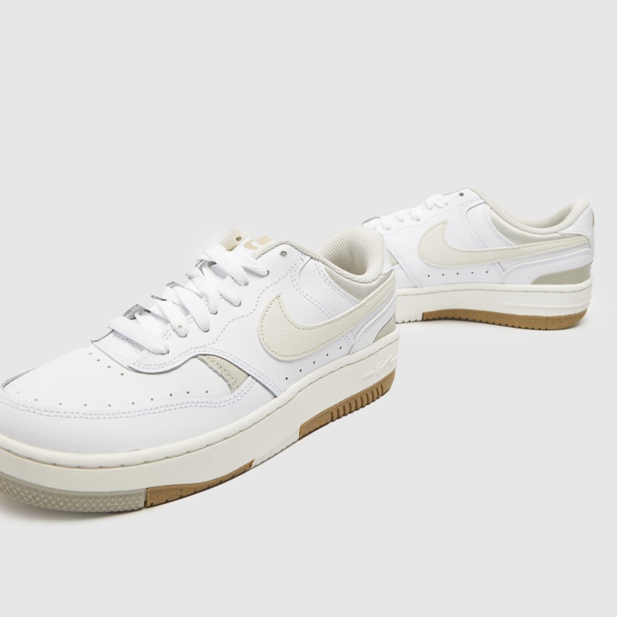 Nike Gamma Force – Vita och beige träningsskor