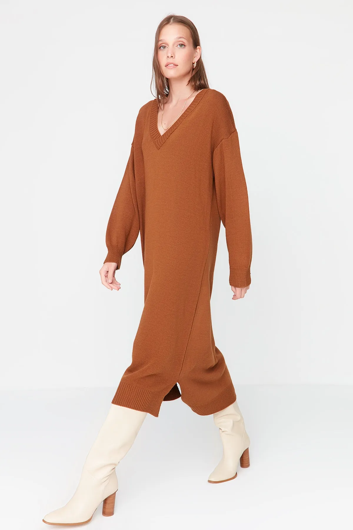 Trendyol Collection  Braunes Maxi-Strickkleid mit V-Ausschnitt TWOAW23EL00642
