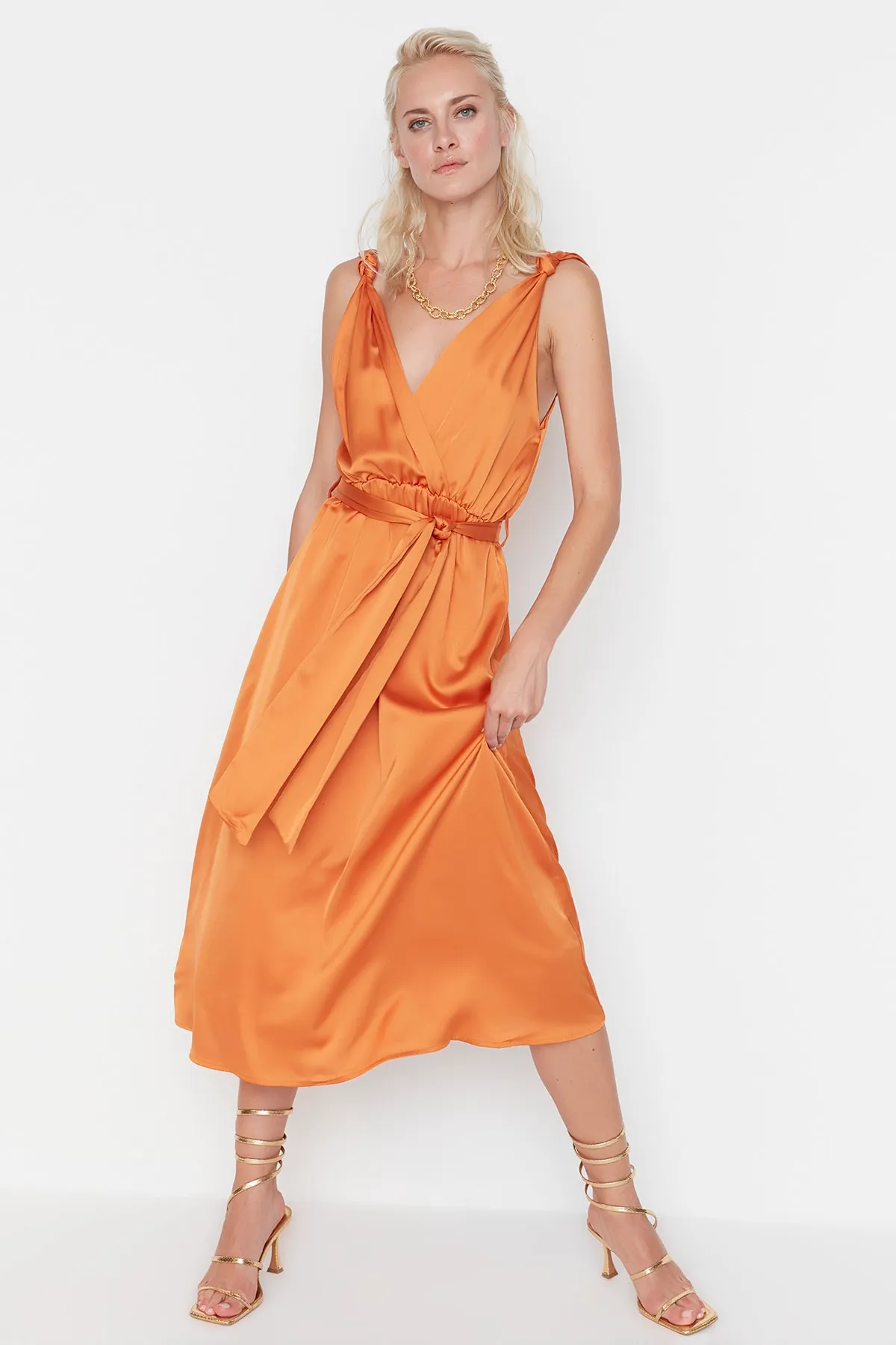 Trendyol Collection  Abendkleid mit gefliestem Schärpendetail TPRSS19BB0283