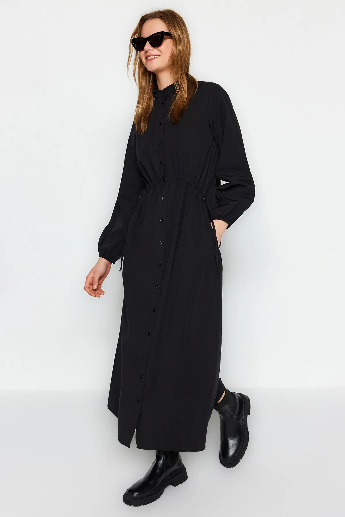 Trendyol Modest  Schwarzes Kleid aus gewebter Baumwolle mit verstellbaren Stopperdetails in der Taille TCTAW24EB00068
