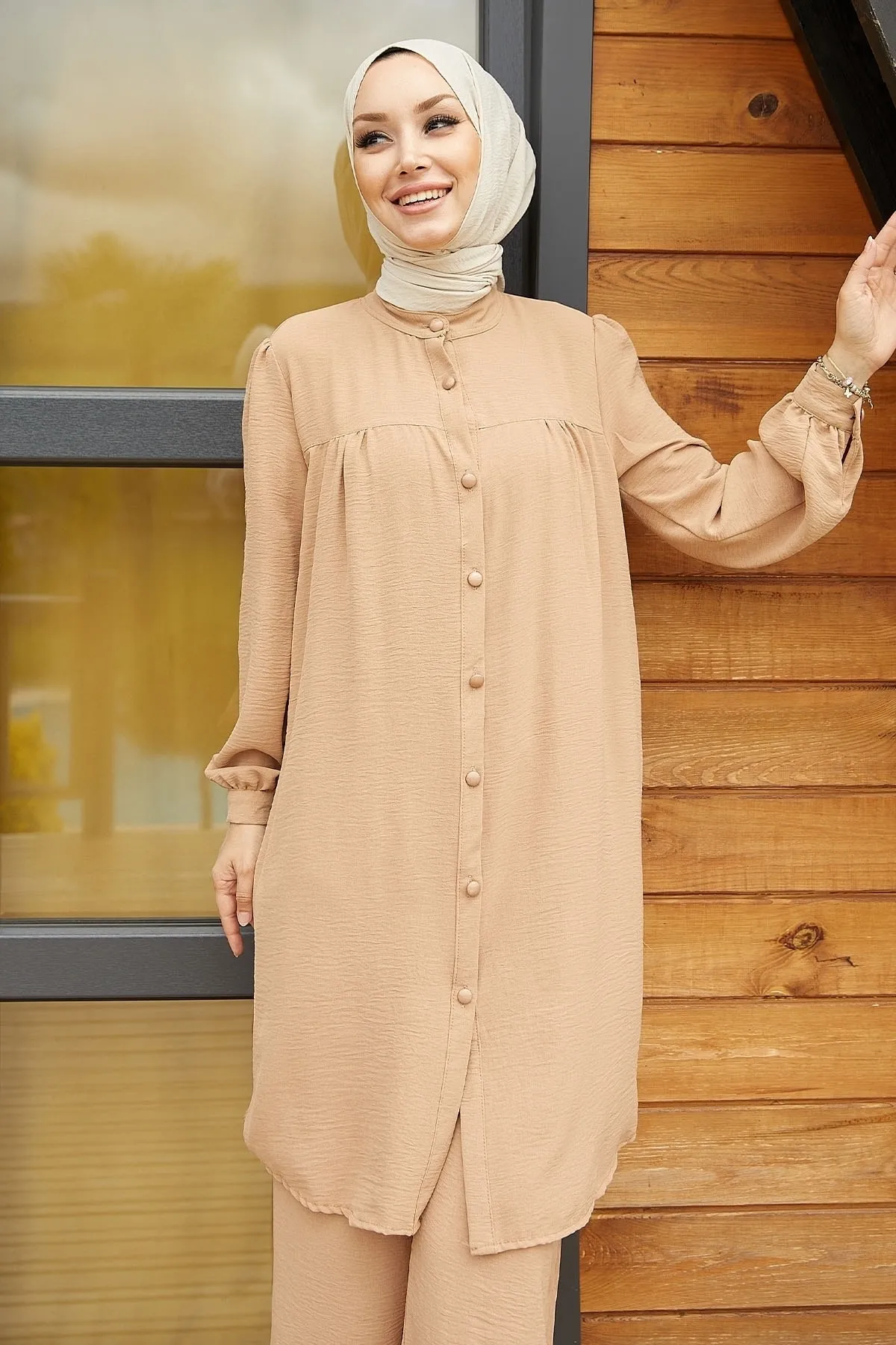 InStyle  Arfa Ayrobin geknöpfter Freizeitanzug – Milchkaffee