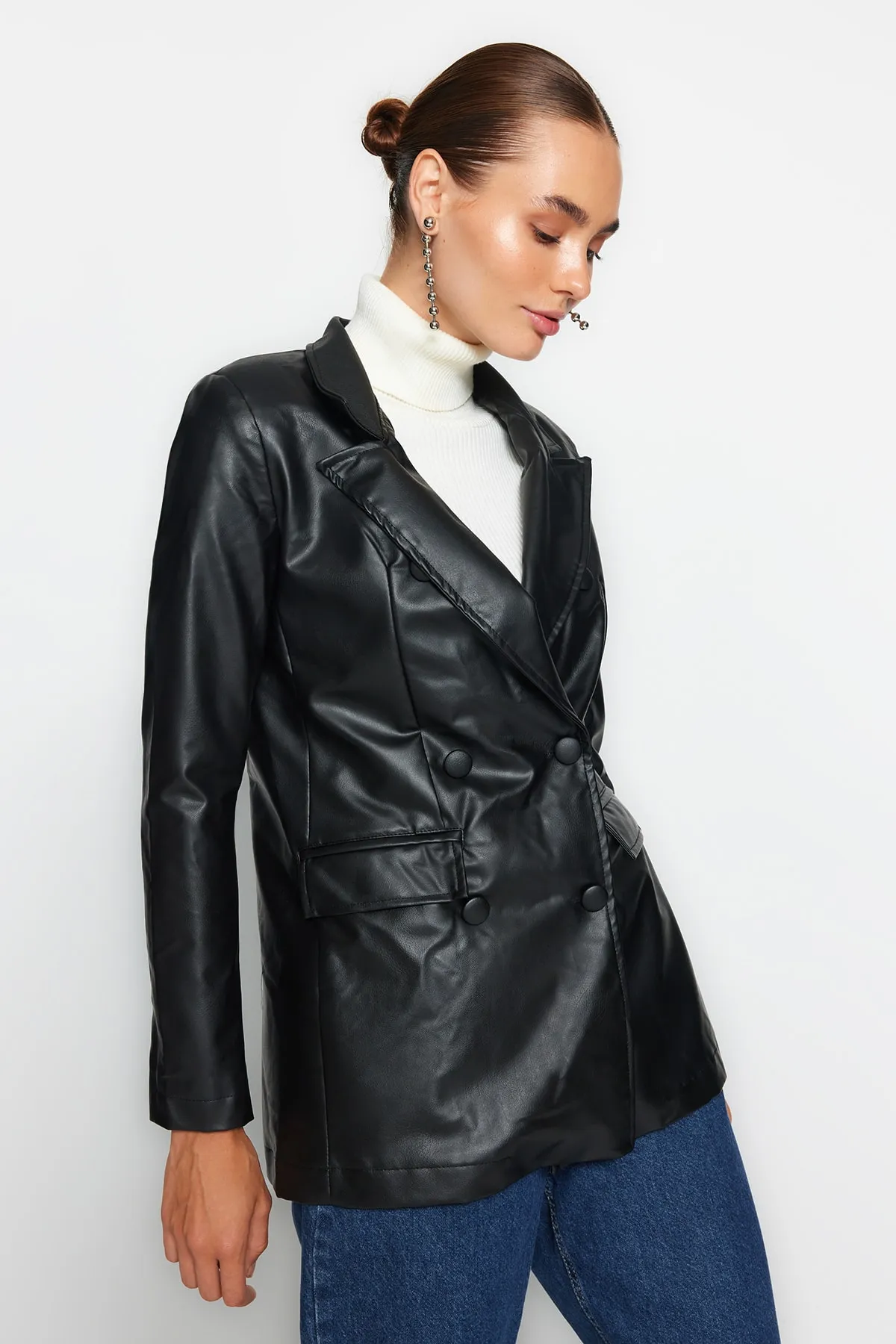 Trendyol Collection  Schwarzer Blazer aus Kunstleder mit normalem Futter und zweireihigem Verschluss, gewebte Jacke TWOAW21CE0156