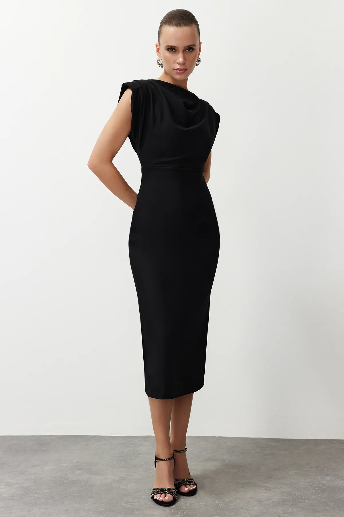 Trendyol Collection  Schwarzes, figurbetontes, gewebtes, stilvolles Abendkleid mit Degaje-Kragen TPRSS24EL00156